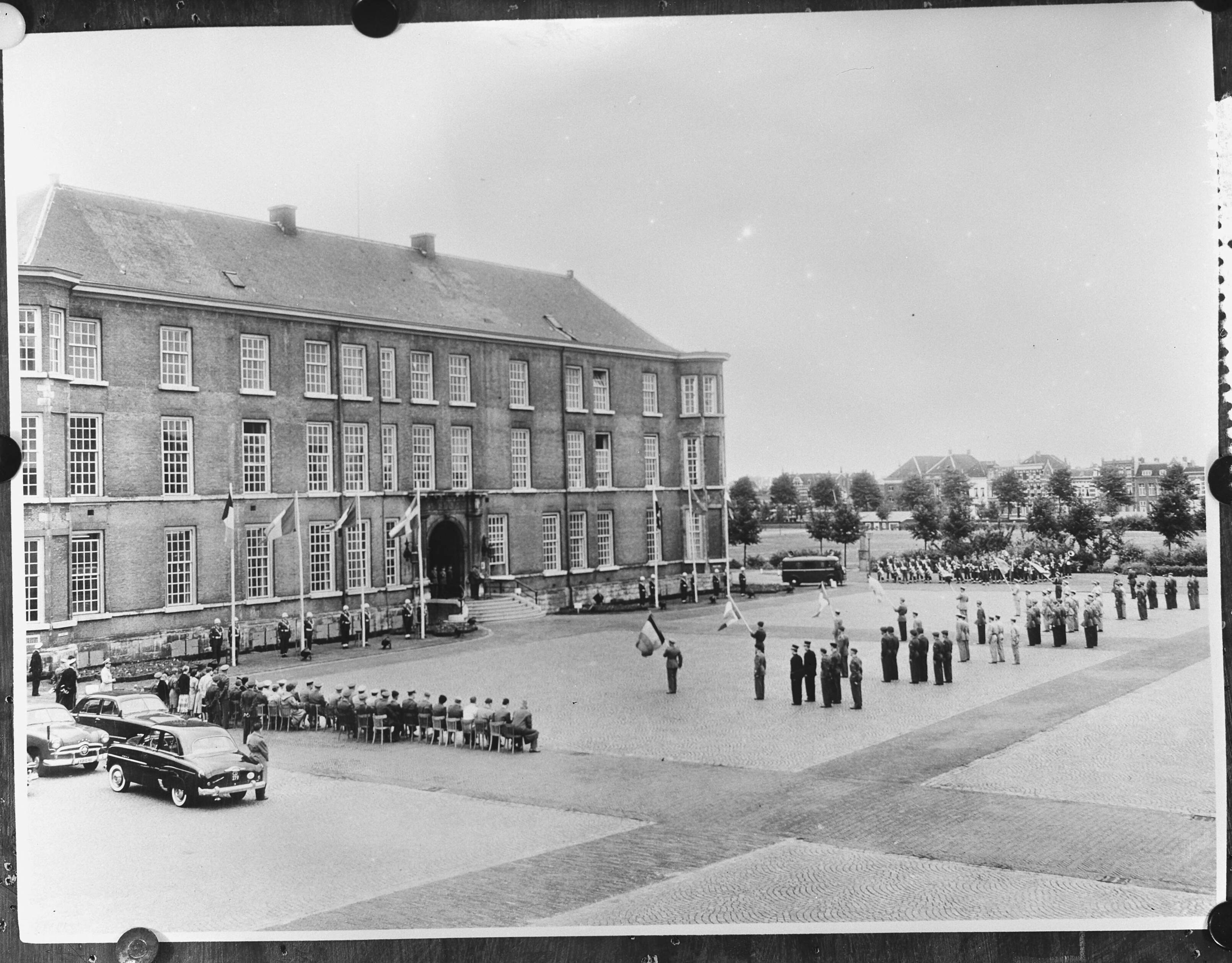 Fotocollectie Anefo — Openingsceremonie Militaire Vijfkamp 1955 Breda — Foto: Rossem, Wim van / Anefo. Licentie: Set B: Rechtenvrij / Publiek Domein. Bron: Nationaal Archief. http://hdl.handle.net/10648/a9395a1a-d0b4-102d-bcf8-003048976d84