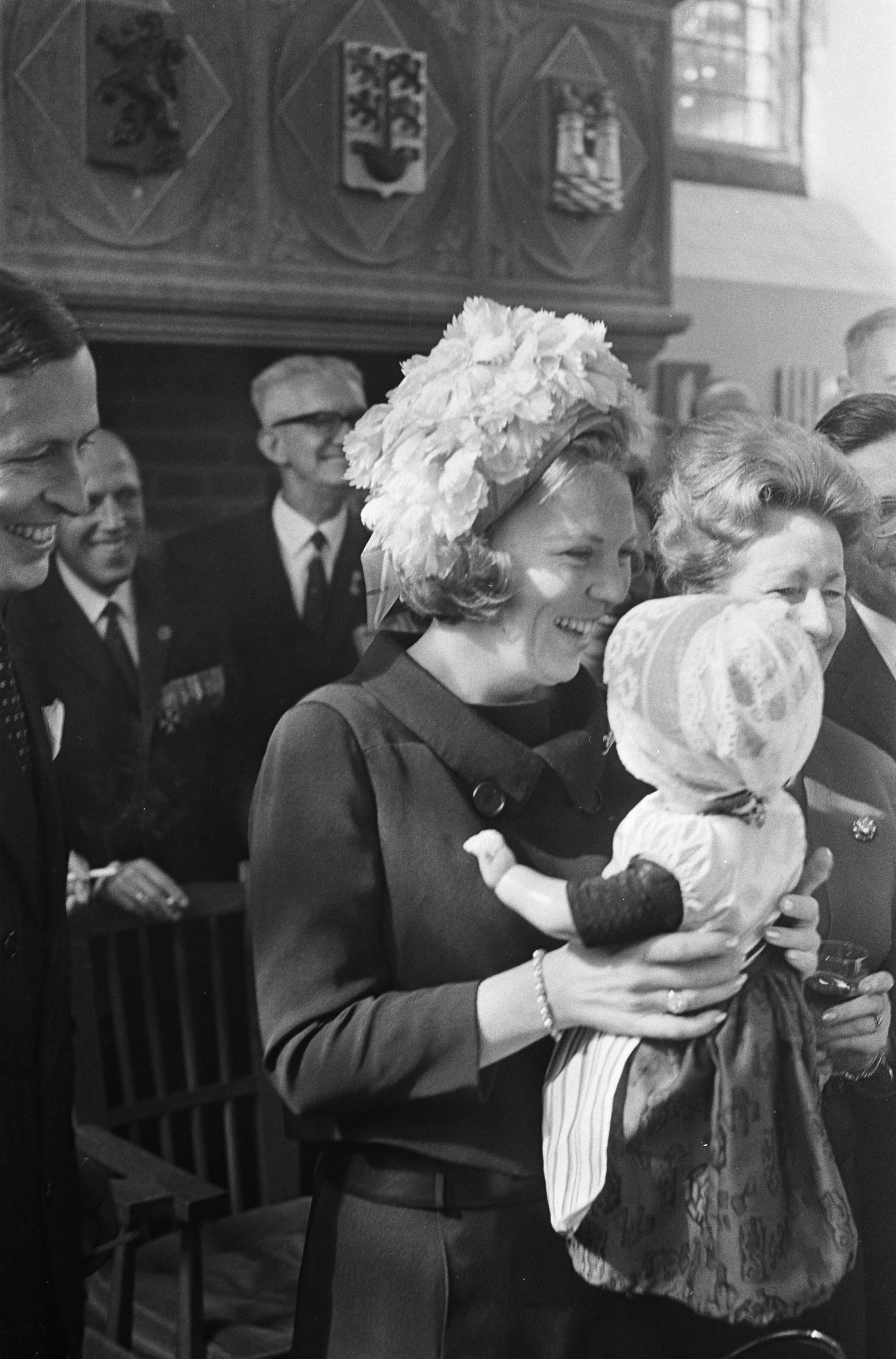 Fotocollectie Anefo — Jaarlijks Congres Veteranen Nederland te Middelburg. Een Urkerpop voor prinses Beatrix — Foto: Merk, Ben / Anefo. Licentie: Set B: Rechtenvrij / Publiek Domein. Bron: Nationaal Archief. http://hdl.handle.net/10648/ab28421e-d0b4-102d-bcf8-003048976d84