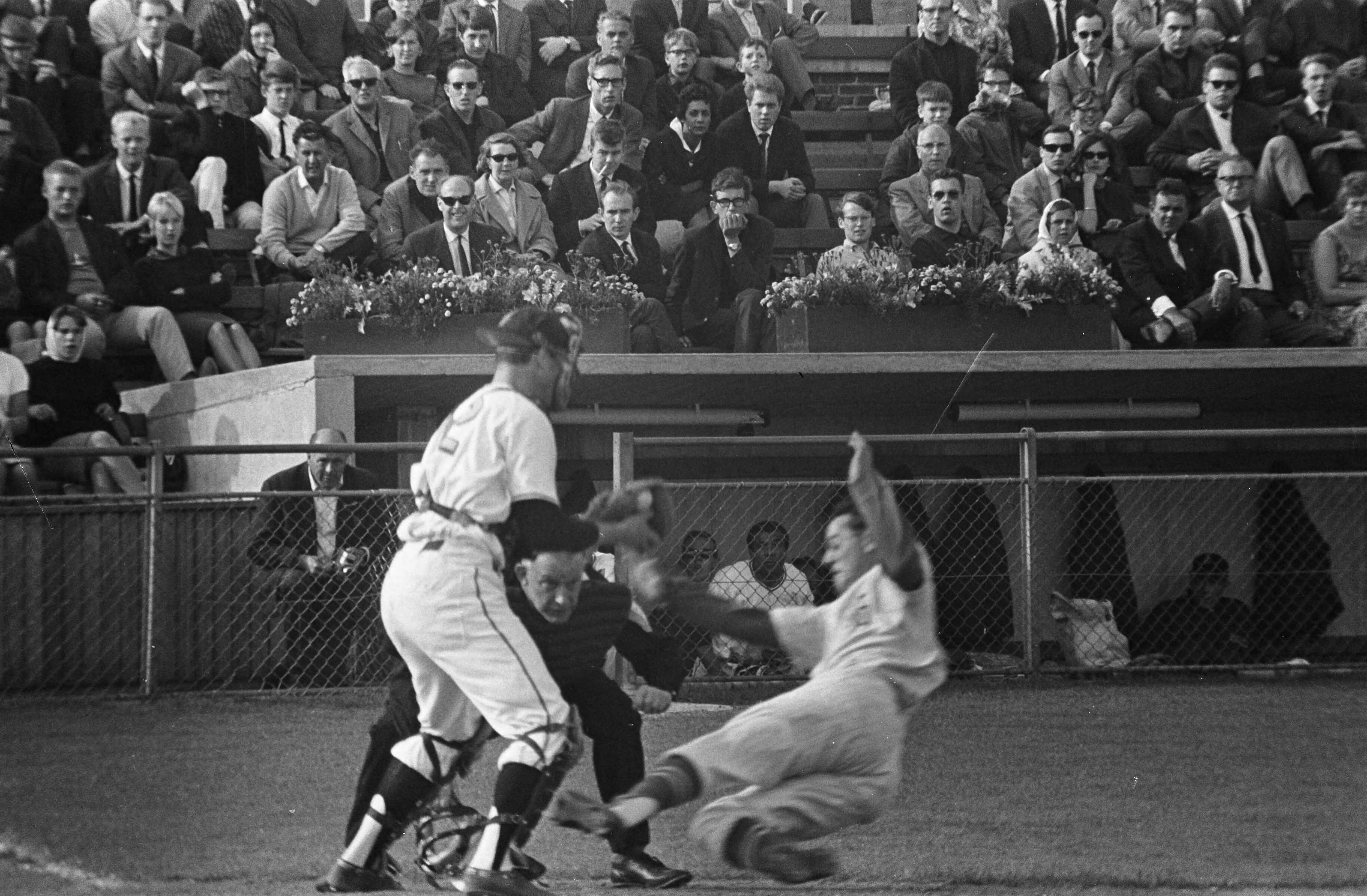 Fotocollectie Anefo — Honkbal. Landskampioen Haarlem Nicols tegen de rest van Nederland 4-2. Spelmoment, Mollem (HN) komt op eerste honk — Foto: Kroon, Ron / Anefo. Licentie: Set B: Rechtenvrij / Publiek Domein. Bron: Nationaal Archief. http://hdl.handle.net/10648/aac21ed0-d0b4-102d-bcf8-003048976d84