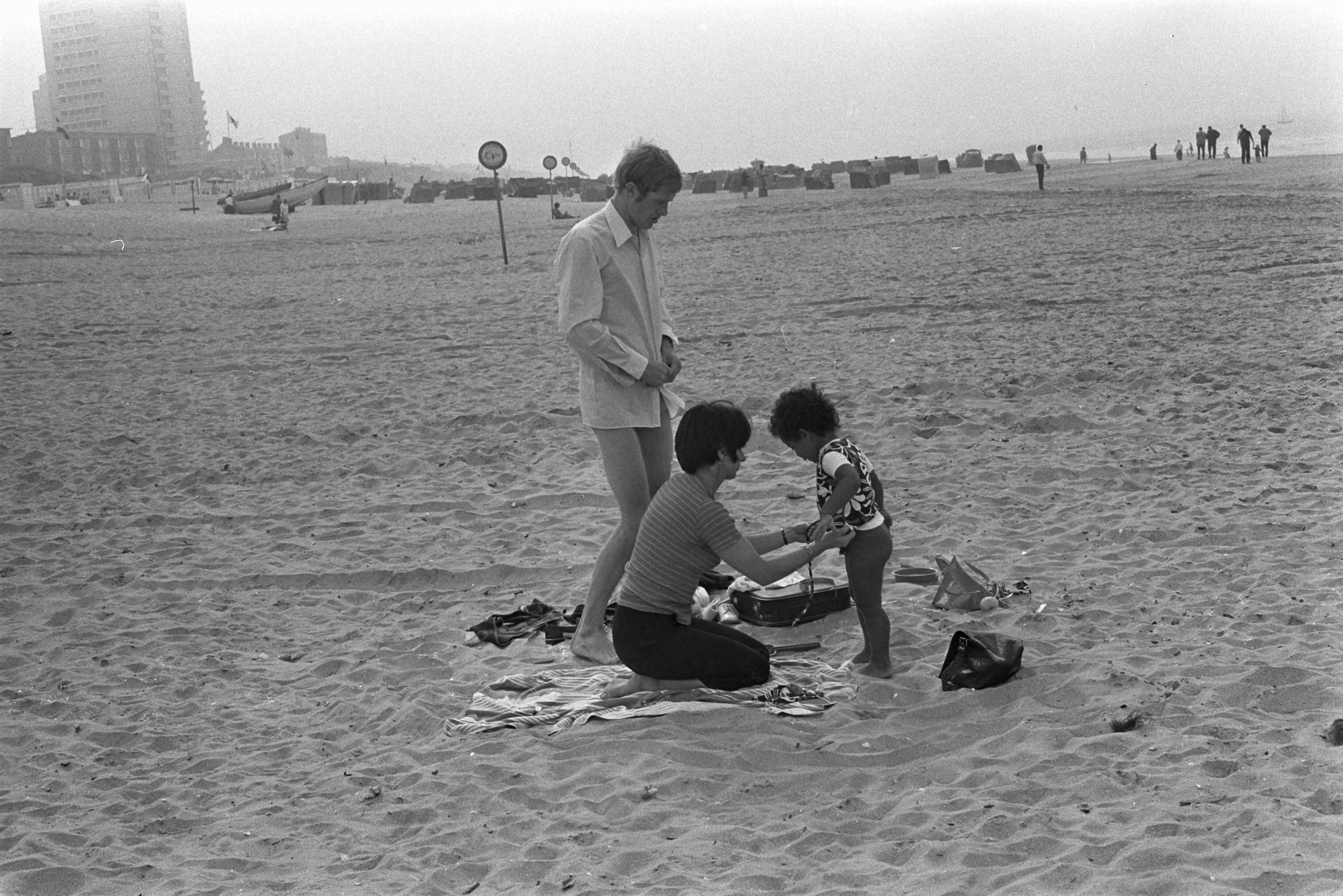 Fotocollectie Anefo — Najaarszon op strand Zandvoort, mensen met kind op strand — Foto: Punt, W. / Anefo. Licentie: Set B: Rechtenvrij / Publiek Domein. Bron: Nationaal Archief. http://hdl.handle.net/10648/abcfe38e-d0b4-102d-bcf8-003048976d84