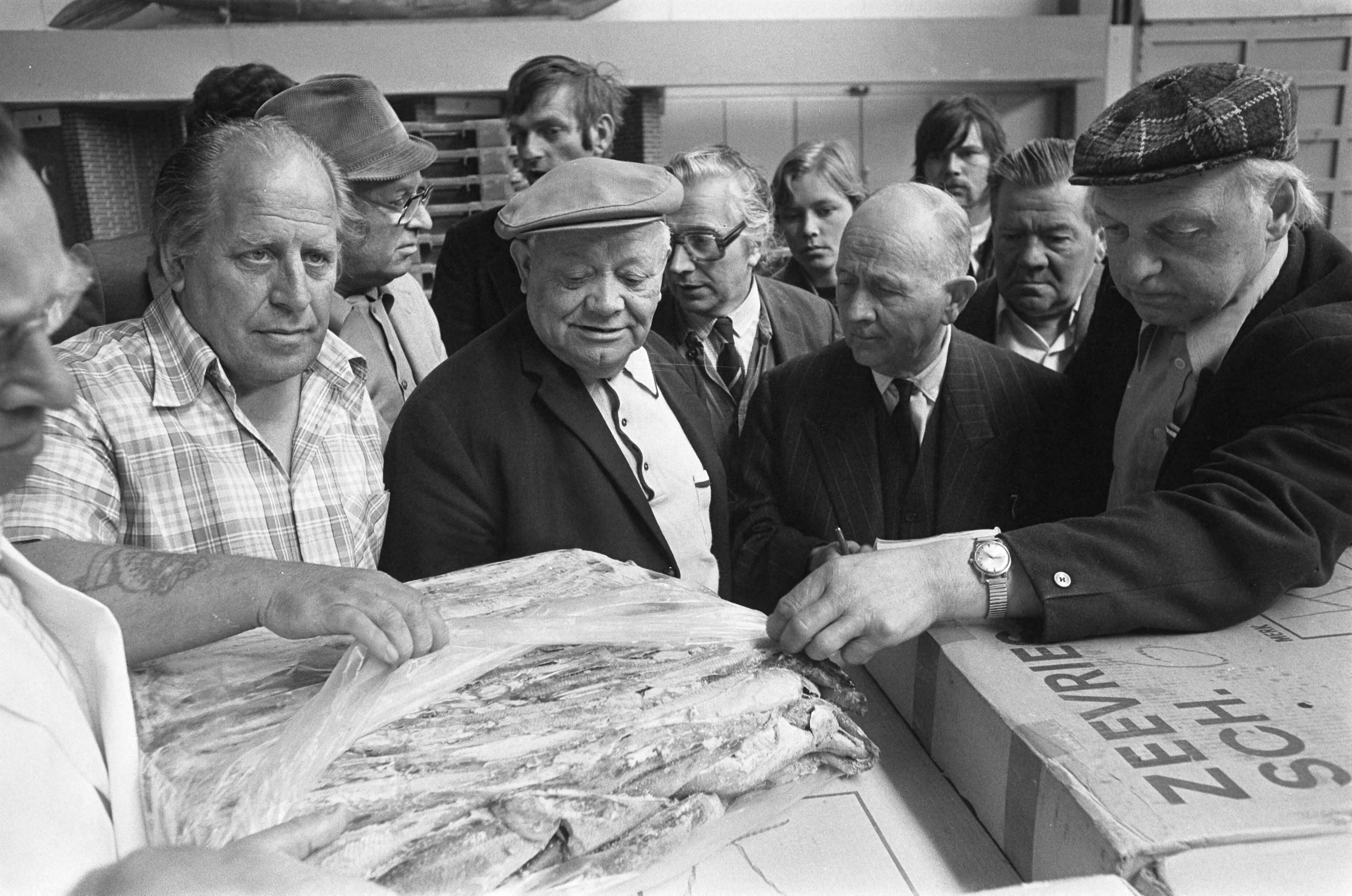 Fotocollectie Anefo — Eerste nieuwe haring, het proeven van de haring bij visafslag te Scheveningen — Foto: Verhoeff, Bert / Anefo. Licentie: Set B: Rechtenvrij / Publiek Domein. Bron: Nationaal Archief. http://hdl.handle.net/10648/ac8441f8-d0b4-102d-bcf8-003048976d84
