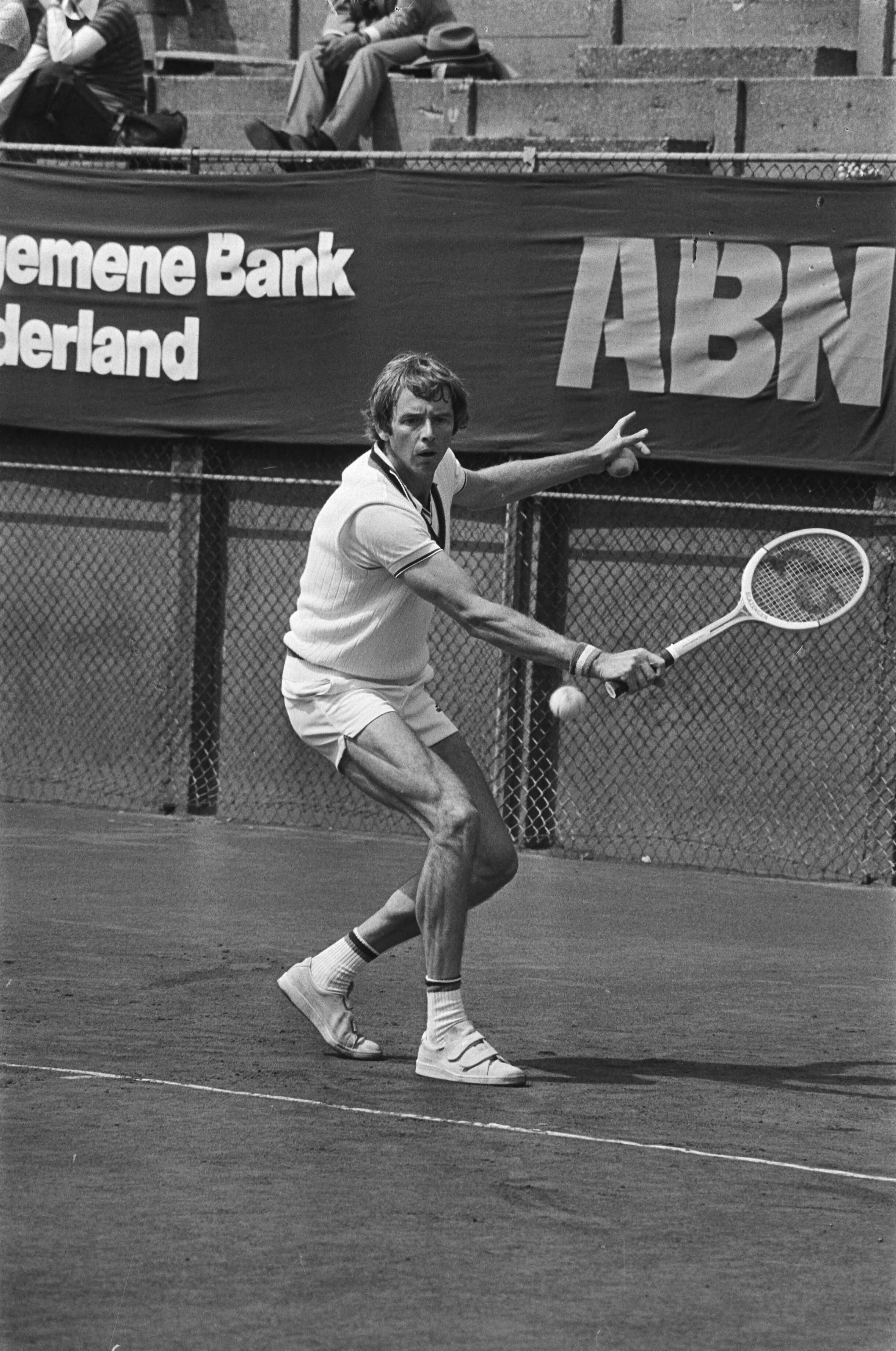 Fotocollectie Anefo — Nederlandse tenniskampioenschappen op METS, Scheveningen; Flury in actie — Foto: Verhoeff, Bert / Anefo. Licentie: Set B: Rechtenvrij / Publiek Domein. Bron: Nationaal Archief. http://hdl.handle.net/10648/aca0e600-d0b4-102d-bcf8-003048976d84