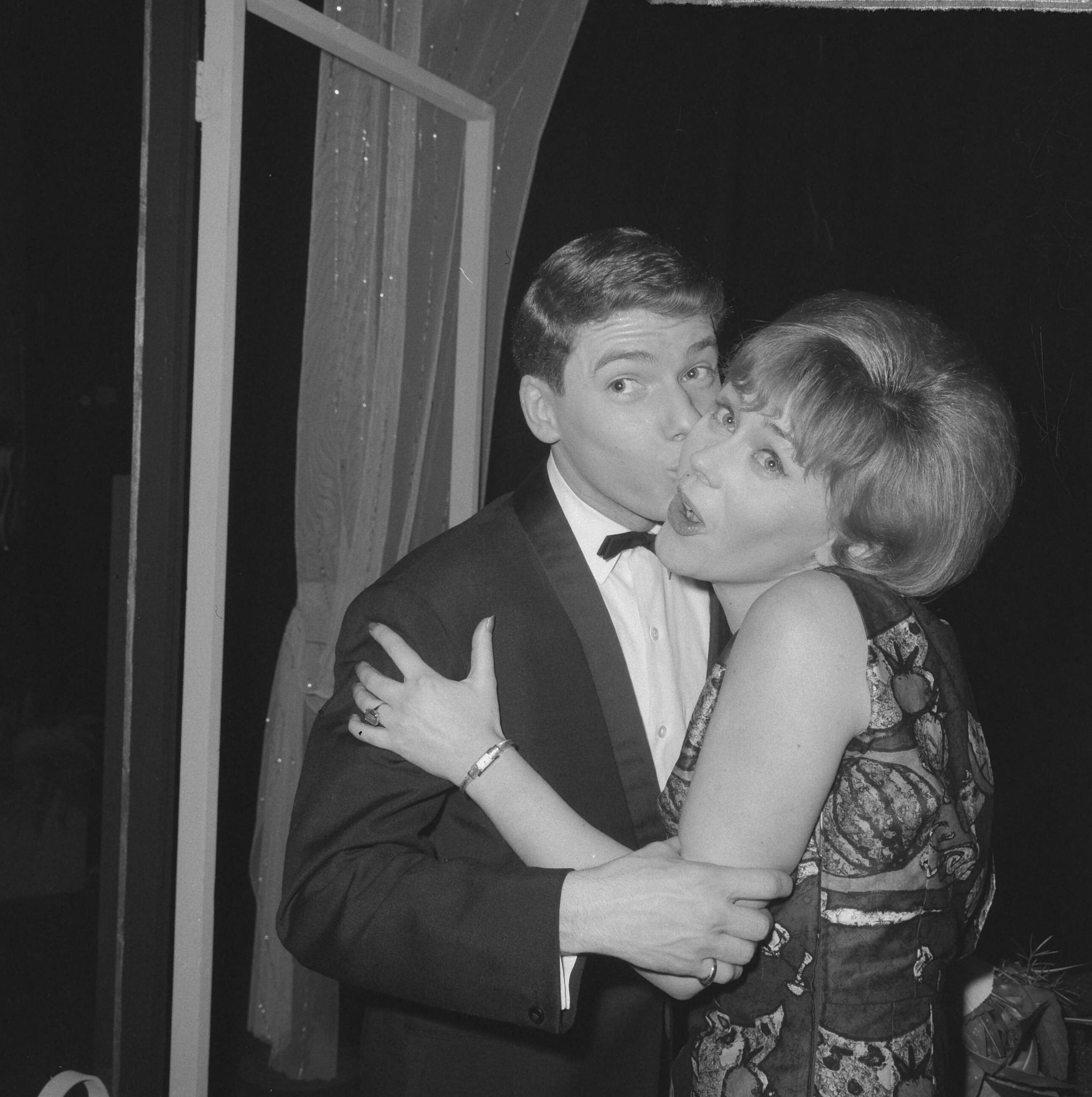 Fotocollectie Anefo — Finale Nationaal Songfestival 1965, Ronnie Tober en winnares Conny Vandenbos — Foto: Nijs, Jac. de / Anefo. Licentie: Set B: Rechtenvrij / Publiek Domein. Bron: Nationaal Archief. http://hdl.handle.net/10648/aa92c798-d0b4-102d-bcf8-003048976d84