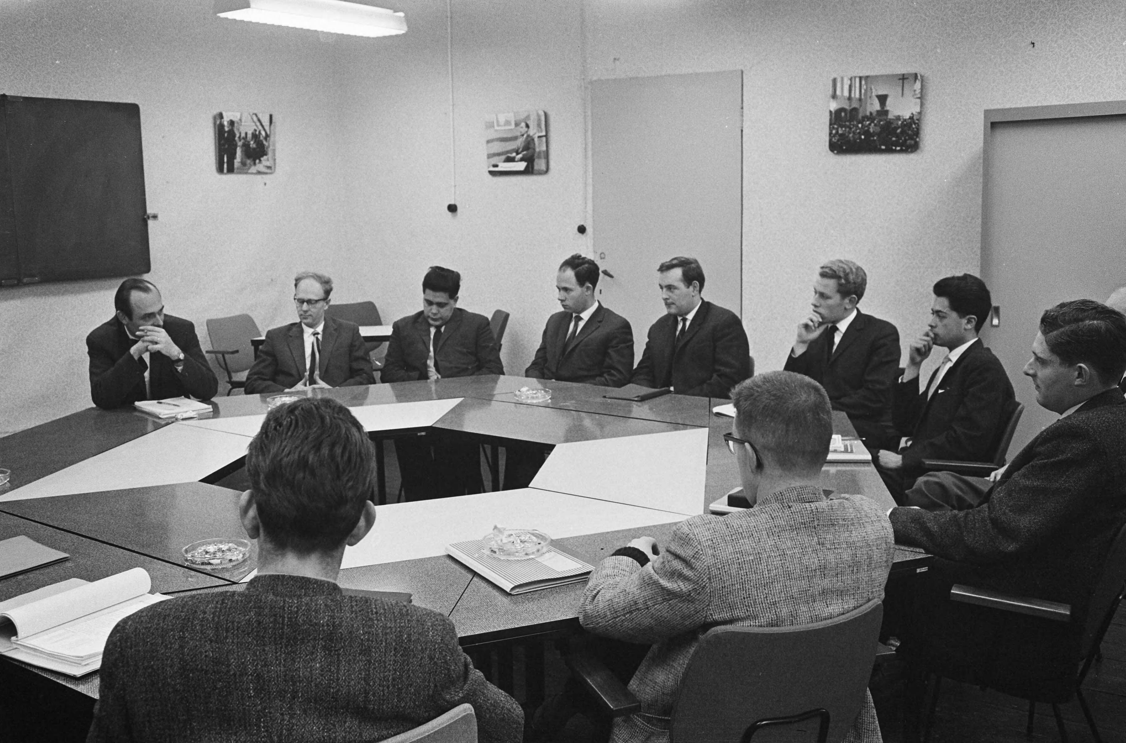 Fotocollectie Anefo — Sinds 2 januari heeft de Nederlandse Televisie Stichting (NTS) een eigen bedrijfsschool voor de opleiding tot cameraman, belichter, technicus en regisseur in kasteel Groeneveld te Baarn. De cursus voor televisieregisseurs — Foto: Rossem, Wim van / Anefo. Licentie: Set B: Rechtenvrij / Publiek Domein. Bron: Nationaal Archief. http://hdl.handle.net/10648/a9f5585a-d0b4-102d-bcf8-003048976d84