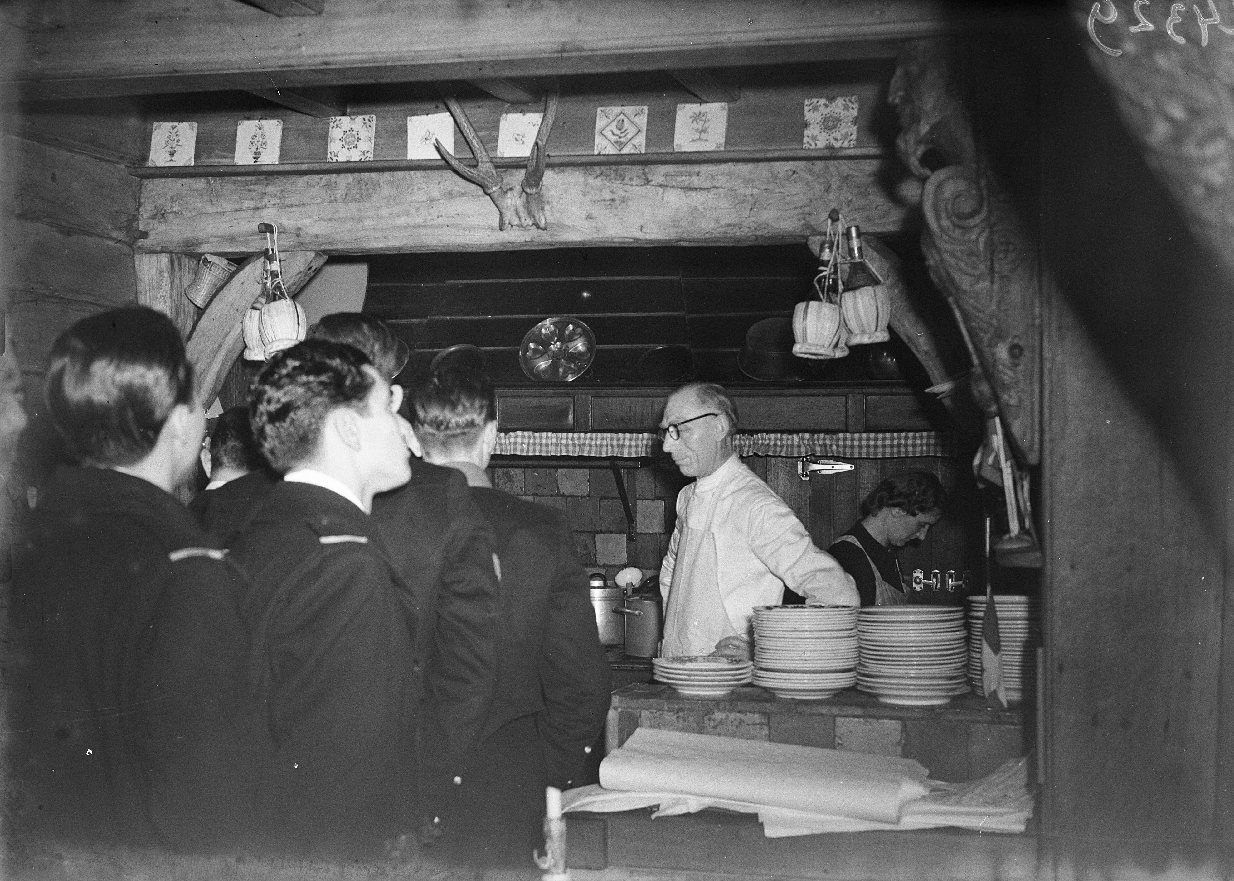 Fotocollectie Anefo — Braziliaans Opleidingsschip "Almirante Saldanha". Adelborsten in restaurant "d'Vijff Vlieghen" te Amsterdam — Foto: Sagers, Harry / Anefo. Licentie: Set B: Rechtenvrij / Publiek Domein. Bron: Nationaal Archief. http://hdl.handle.net/10648/a8aef820-d0b4-102d-bcf8-003048976d84