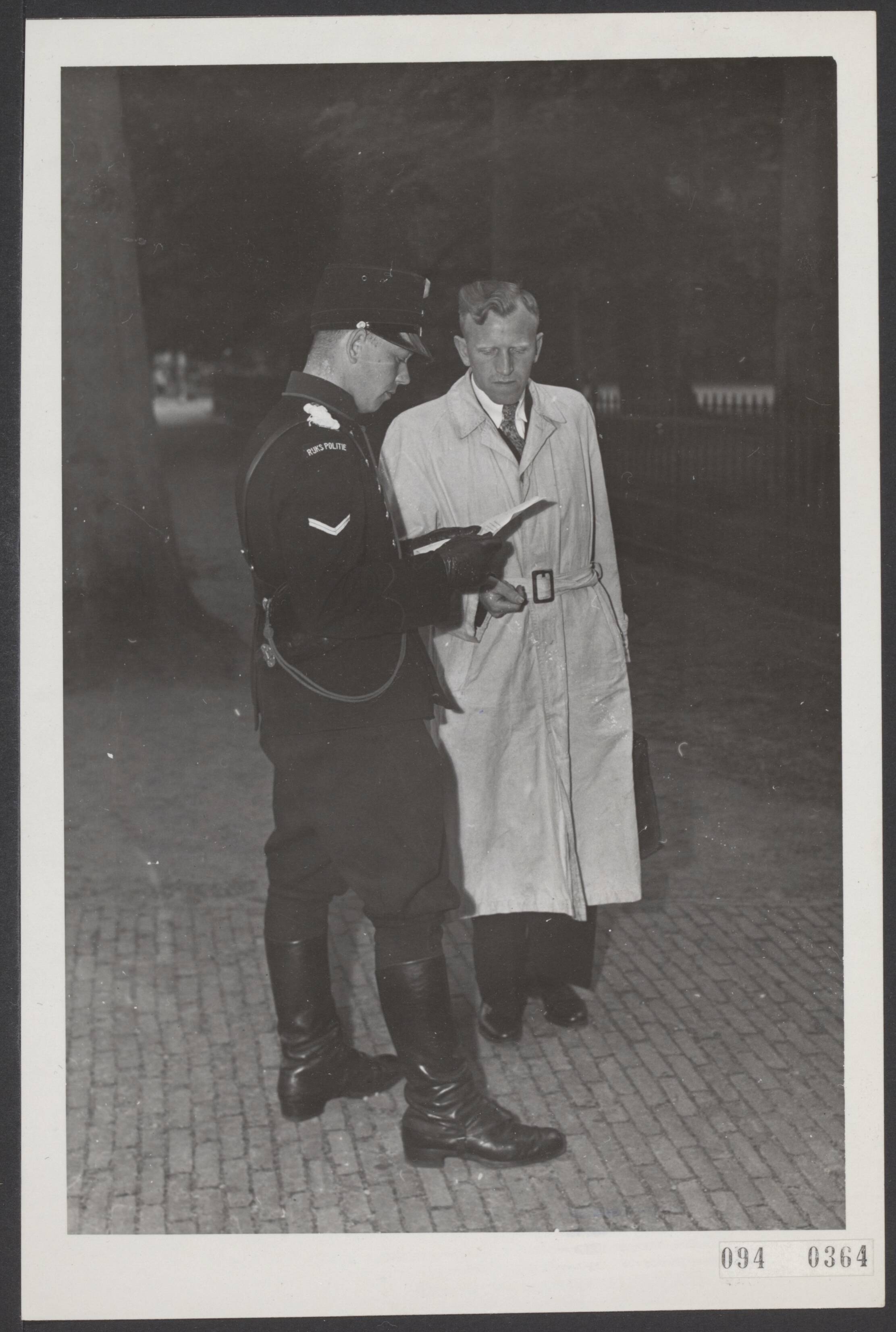 Fotocollectie Elsevier Binnenland — Gerben Wagenaar, kamerlid van de CPN, arriveert bij Paleis Soestdijk voor besprekingen over de kabinetscrisis. Voor het hek worden zijn papieren gecontroleerd — Foto: Raucamp, Koos / Anefo. Licentie: Set B: Rechtenvrij / Publiek Domein. Bron: Nationaal Archief. http://hdl.handle.net/10648/ae2c4a32-d0b4-102d-bcf8-003048976d84