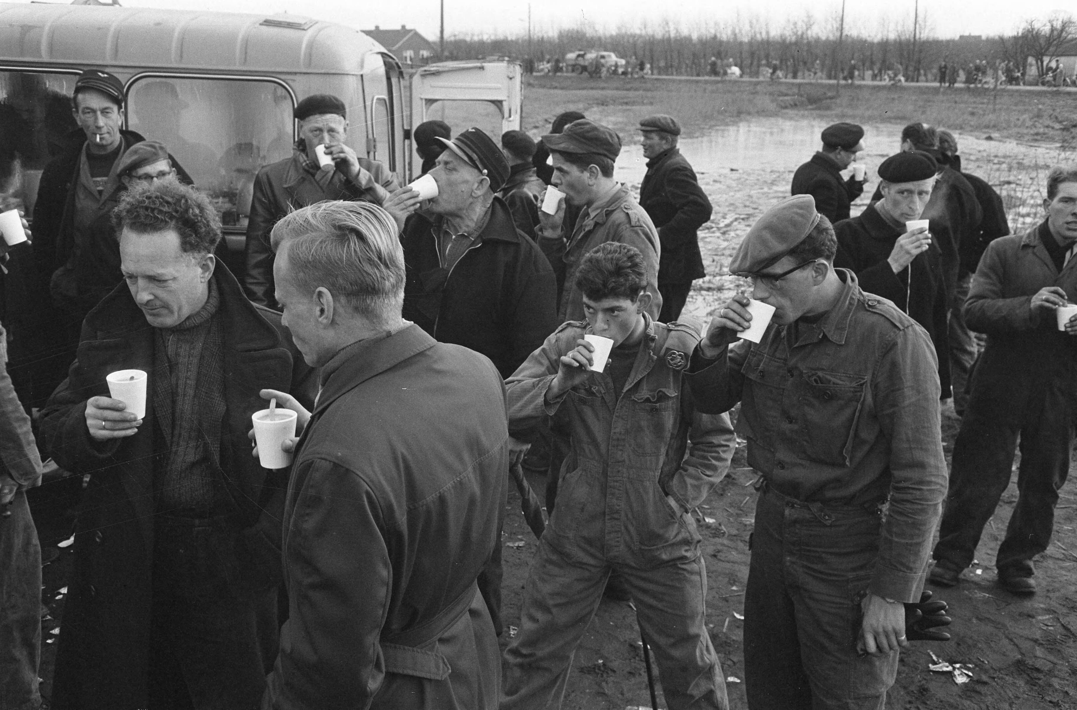 Treinramp bij Harmelen (1962) — Treinramp te Harmelen. Opruimen van treinravage bij Woerden. Redders drinken kop snert — Foto: Pot, Harry / Anefo. Licentie: Set B: Rechtenvrij / Publiek Domein. Bron: Nationaal Archief. http://hdl.handle.net/10648/a9f3a46a-d0b4-102d-bcf8-003048976d84