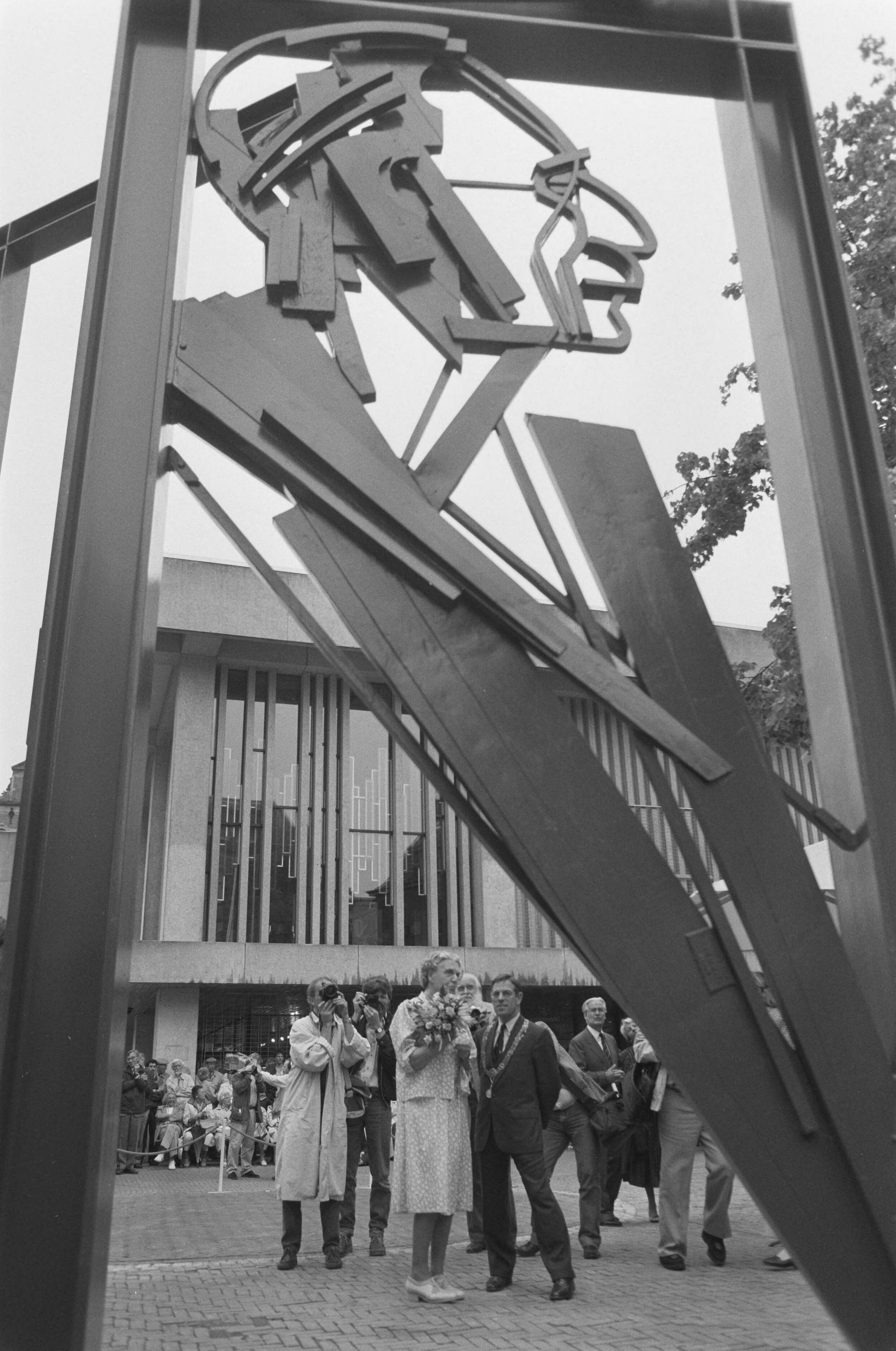 Fotocollectie Anefo — Onthulling in Den Haag van het monument voor Willem Drees door mevrouw C. Bouma-Drees — Foto: Croes, Rob C. / Anefo. Licentie: Set B: Rechtenvrij / Publiek Domein. Bron: Nationaal Archief. http://hdl.handle.net/10648/ad6bc55a-d0b4-102d-bcf8-003048976d84