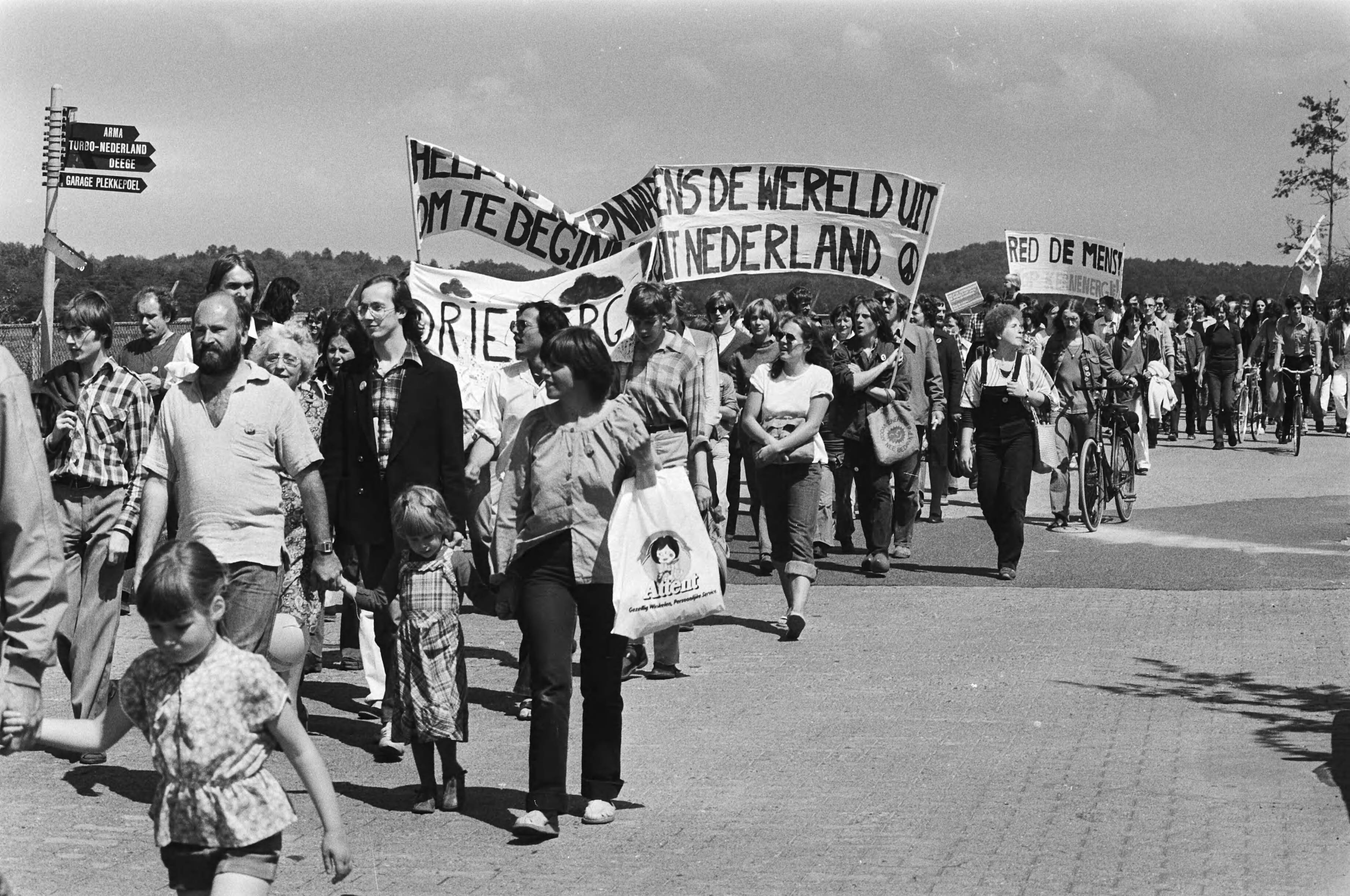 Demonstratie in Soesterberg tegen kernbewapening en opslag van kernwapens op vliegveld Soesterberg — Op de spandoeken staat o.a. "Help alle kernwapens de wereld uit - om te beginnen uit Nederland" — Foto: Croes, Rob C. / Anefo. Licentie: Set B: Rechtenvrij / Publiek Domein. Bron: Nationaal Archief. http://hdl.handle.net/10648/acca6fac-d0b4-102d-bcf8-003048976d84