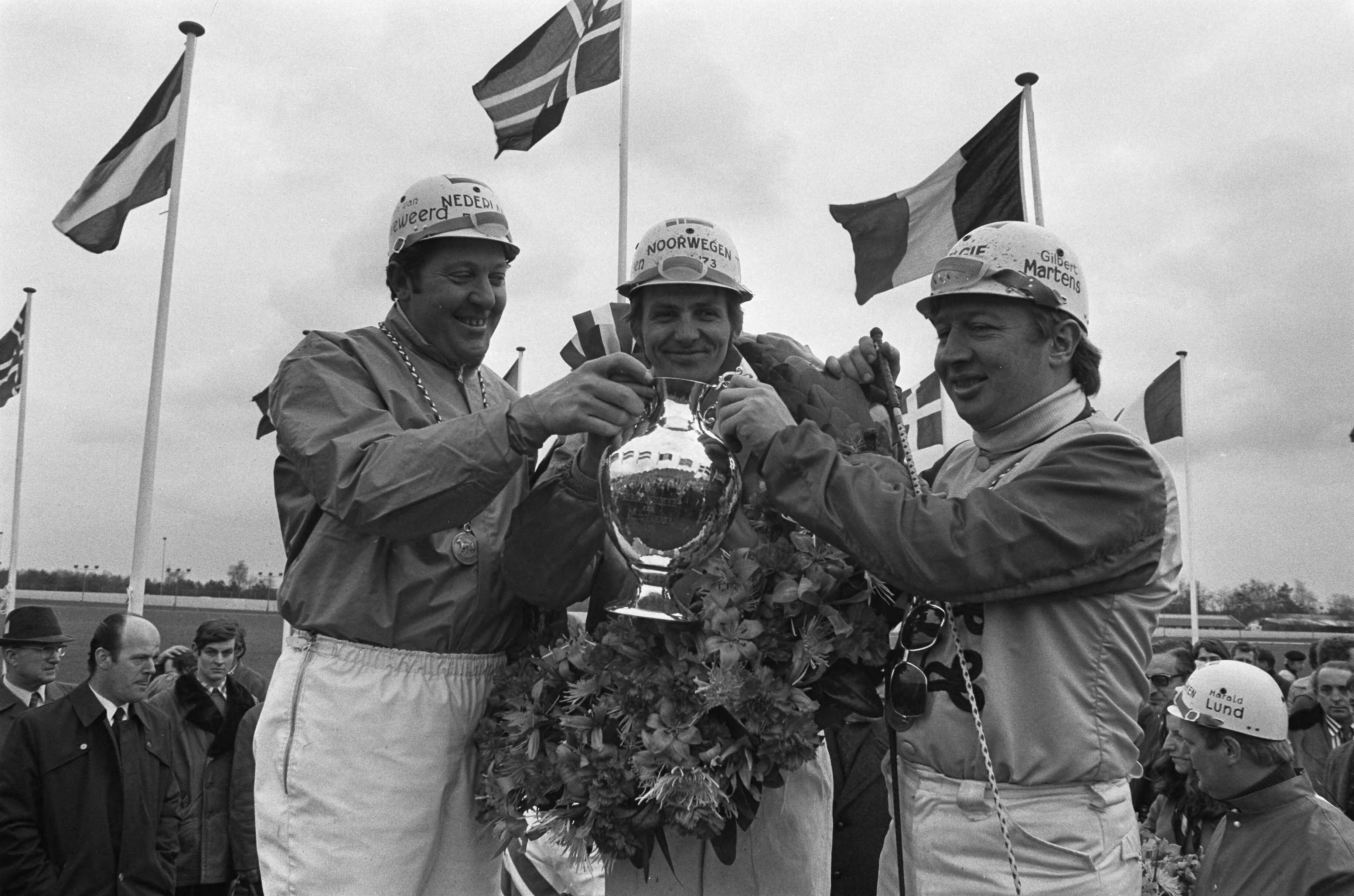Fotocollectie Anefo — Rijders kampioenschap Pikeurs in Hilversum, Noor Thoresen wordt gefeliciteerd door Jan van Dooyeweerd en Martens (Belgie) — Foto: Verhoeff, Bert / Anefo. Licentie: Set B: Rechtenvrij / Publiek Domein. Bron: Nationaal Archief. http://hdl.handle.net/10648/ac276a50-d0b4-102d-bcf8-003048976d84