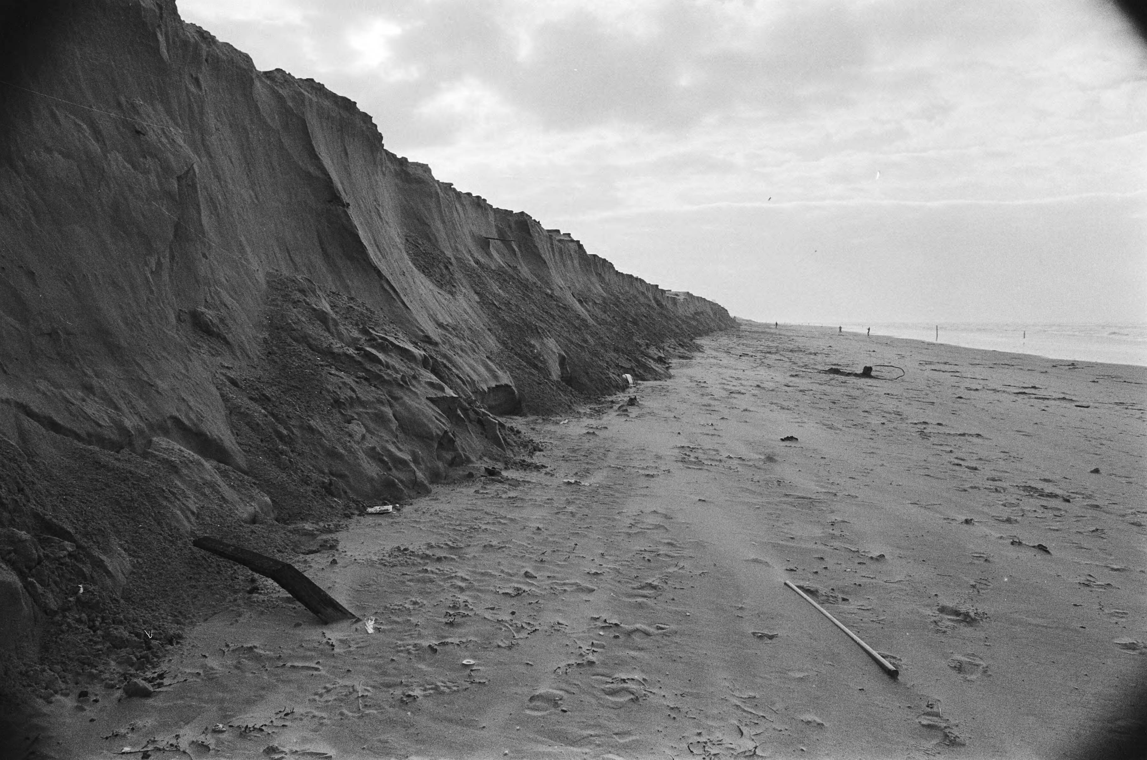 Fotocollectie Anefo — Weggeslagen duinstrand bij Bloemendaal — Foto: Molendijk, Bart / Anefo. Licentie: Set B: Rechtenvrij / Publiek Domein. Bron: Nationaal Archief. http://hdl.handle.net/10648/ad4ebaaa-d0b4-102d-bcf8-003048976d84