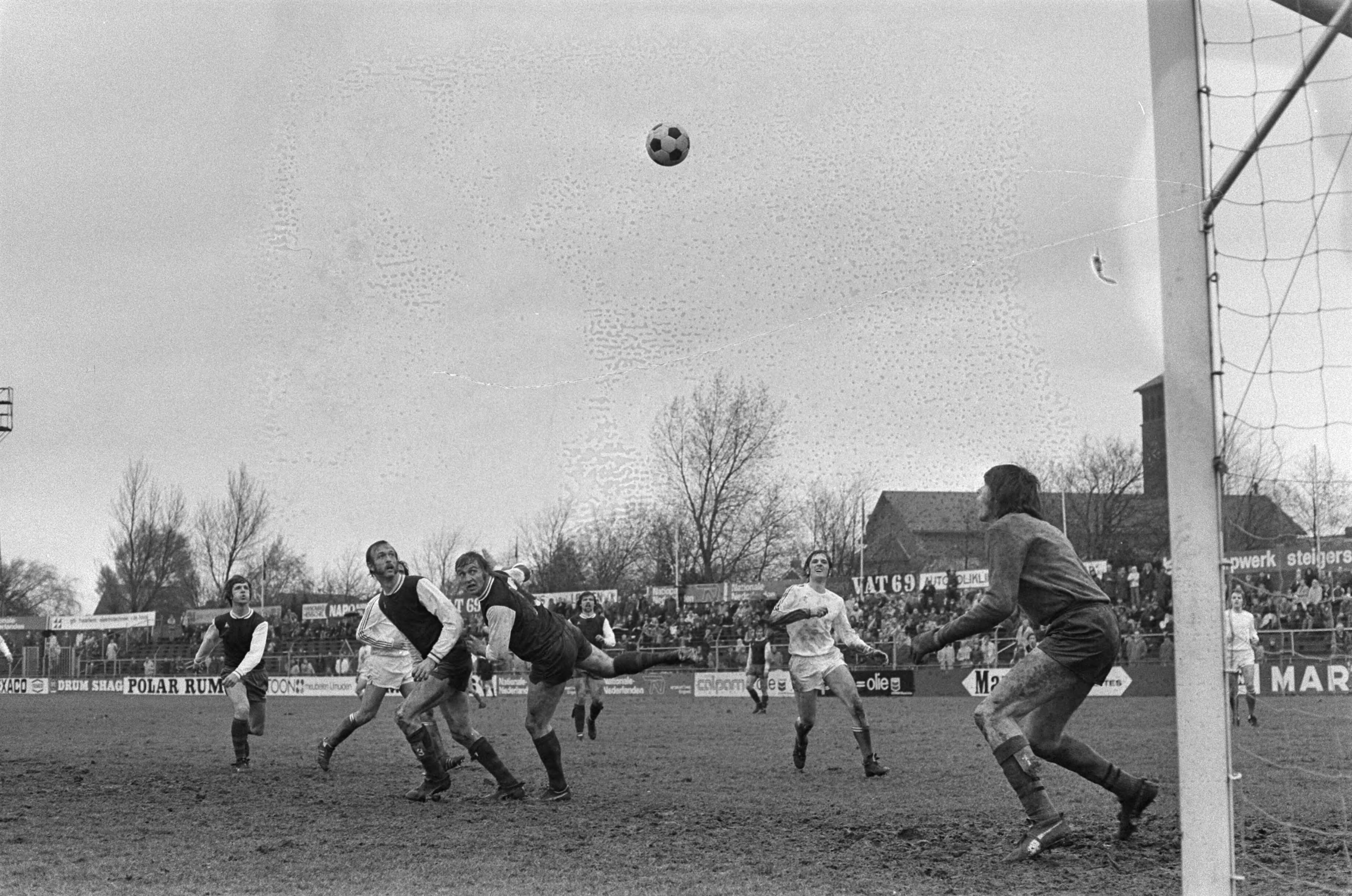 Fotocollectie Anefo — Haarlem tegen PSV 1-1, Fransz scoort in eigen doel met boogbal, Krijgh (PSV) juicht, Fransz en Hoeben, doelman Boersma — Foto: Verhoeff, Bert / Anefo. Licentie: Set B: Rechtenvrij / Publiek Domein. Bron: Nationaal Archief. http://hdl.handle.net/10648/ac632cca-d0b4-102d-bcf8-003048976d84