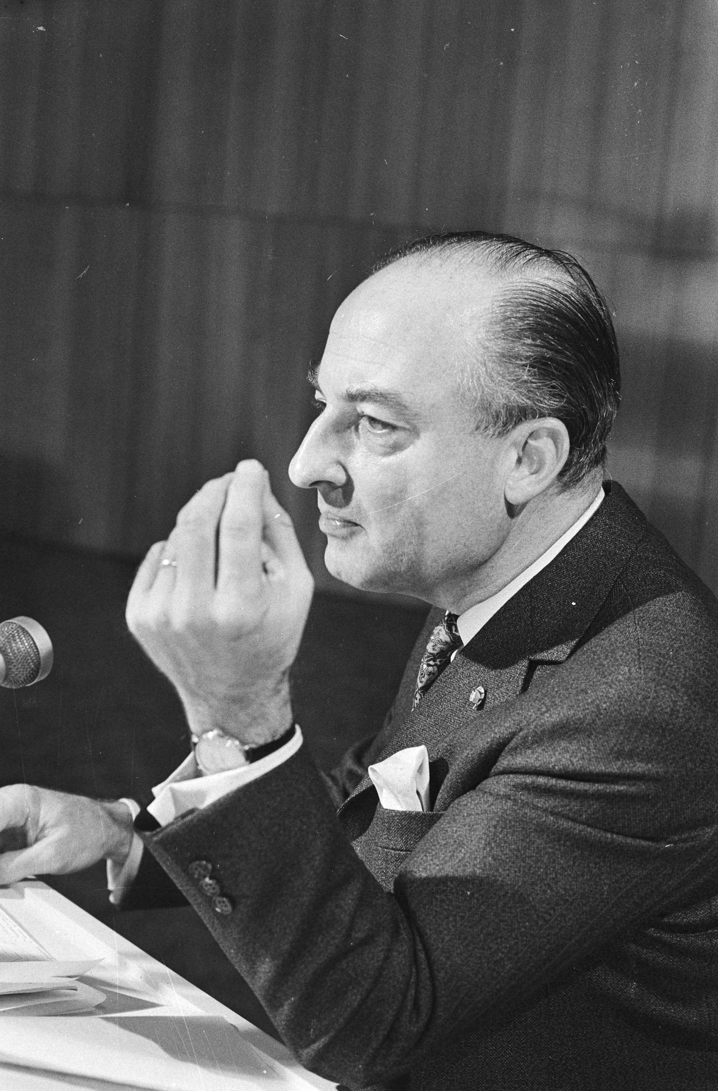 Fotocollectie Anefo — KVP-vergadering over gemeenschappelijk urgentieprogramma met CHU en ARP, Breda; Schmelzer (fractieleider) — Foto: Verhoeff, Bert / Anefo. Licentie: Set B: Rechtenvrij / Publiek Domein. Bron: Nationaal Archief. http://hdl.handle.net/10648/abacf3b0-d0b4-102d-bcf8-003048976d84