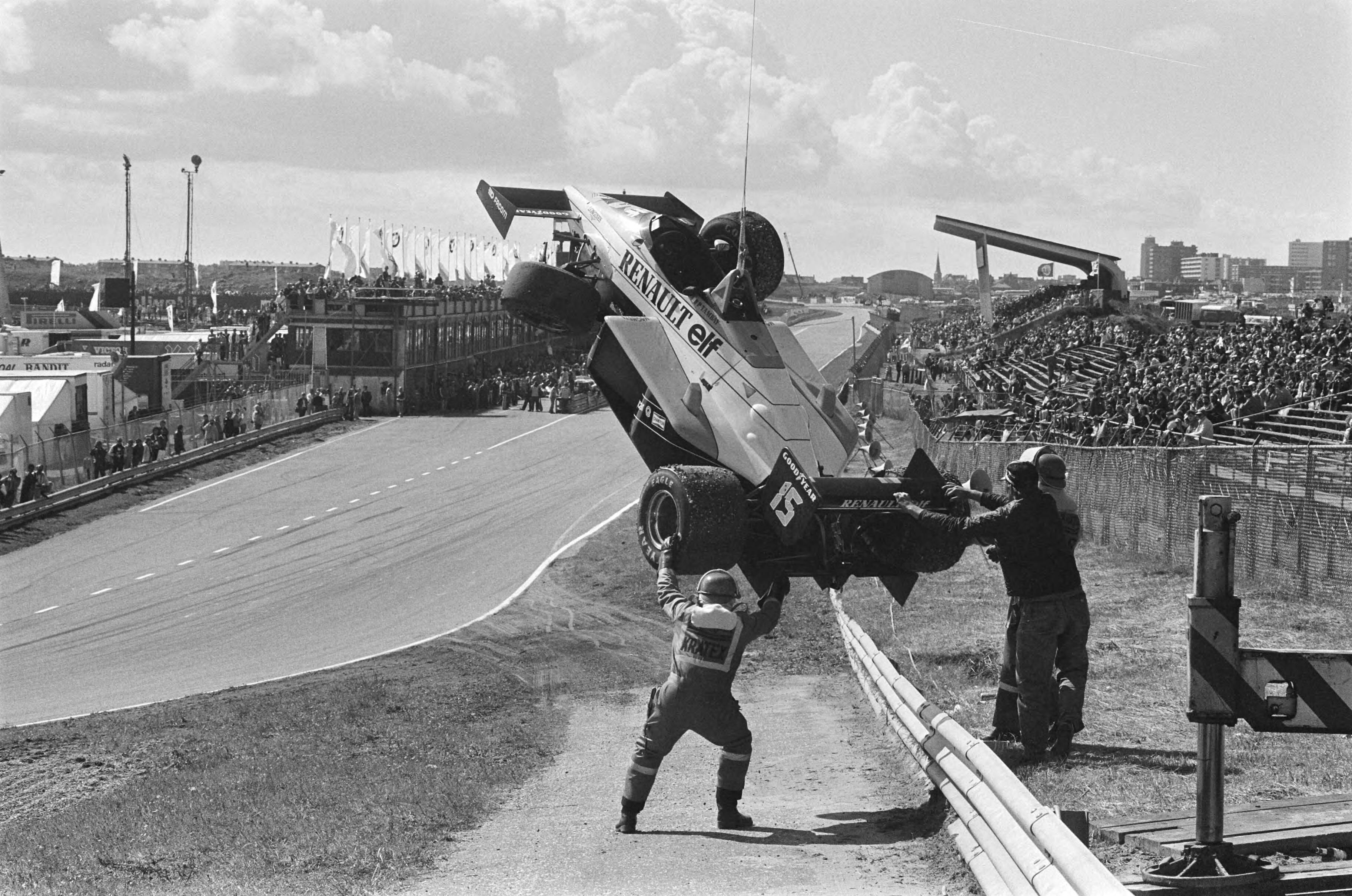 Fotocollectie Anefo — Grote Prijs van Nederland Formule I op Zandvoort; verongelukte auto — Foto: Croes, Rob C. / Anefo. Licentie: Set B: Rechtenvrij / Publiek Domein. Bron: Nationaal Archief. http://hdl.handle.net/10648/ad4995e8-d0b4-102d-bcf8-003048976d84