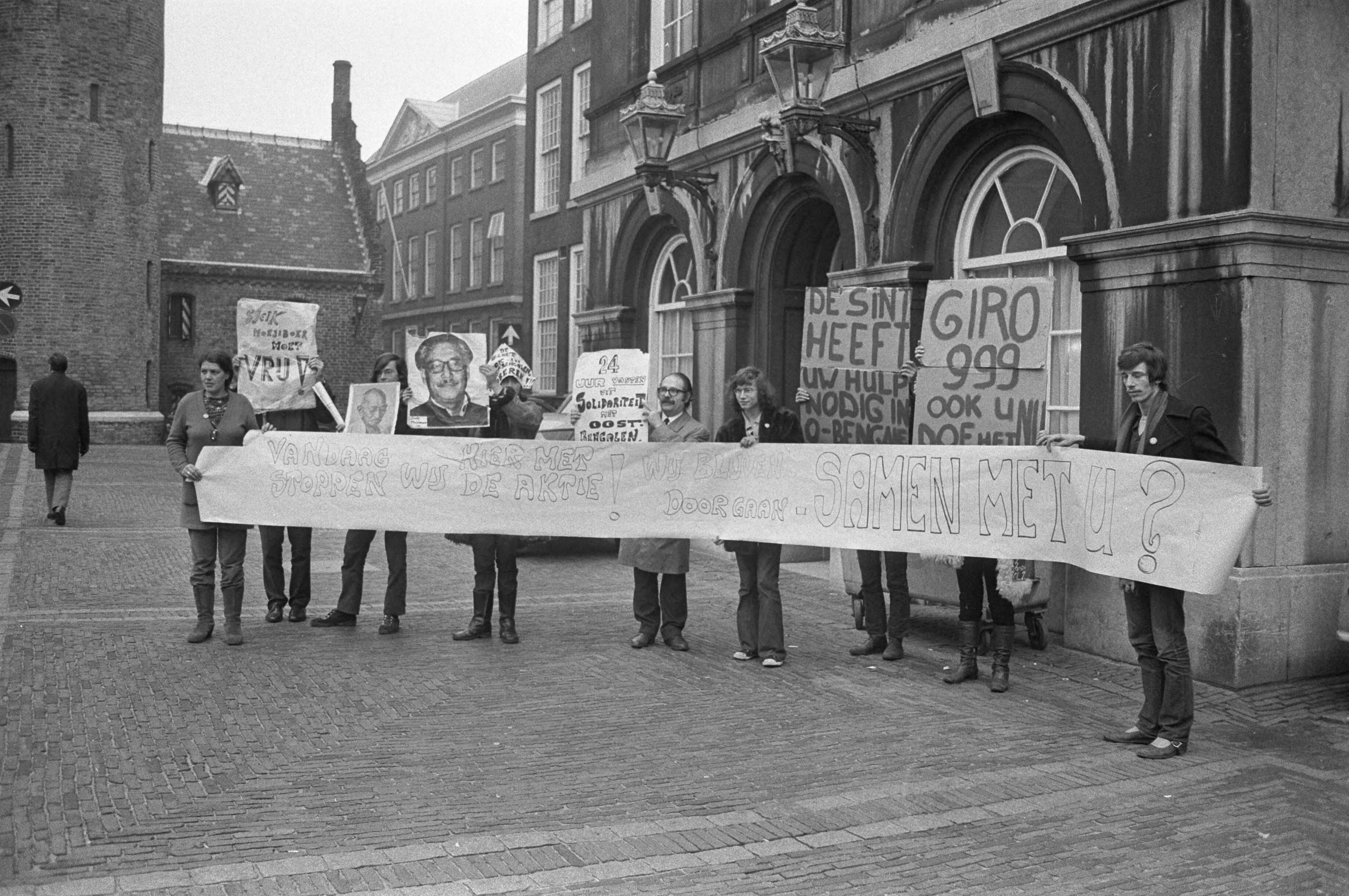 Fotocollectie Anefo — Demonstratie tegen beleid van regering van Pakistan bij ambassade van Pakistan in Den Haag — Foto: Peters, Hans / Anefo. Licentie: Set B: Rechtenvrij / Publiek Domein. Bron: Nationaal Archief. http://hdl.handle.net/10648/abd97d86-d0b4-102d-bcf8-003048976d84