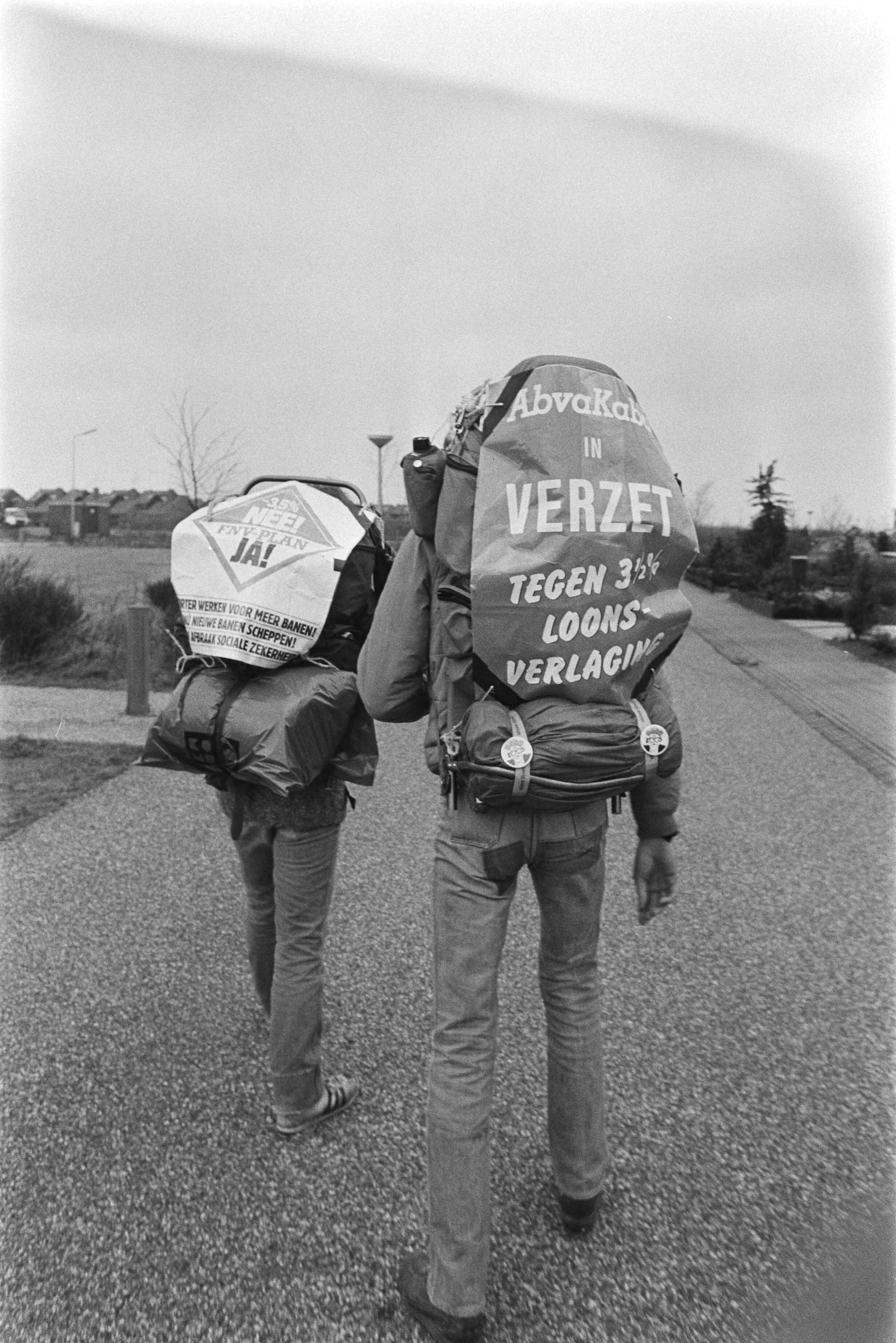 Fotocollectie Anefo — 2 werkloze schoolverlaters Jaap 't Hart en Peter Mostert reisden van Assen naar huis Staatssecr. De Graaf in Den Haag om te protesteren — Foto: Croes, Rob C. / Anefo. Licentie: Set B: Rechtenvrij / Publiek Domein. Bron: Nationaal Archief. http://hdl.handle.net/10648/ad3293b6-d0b4-102d-bcf8-003048976d84