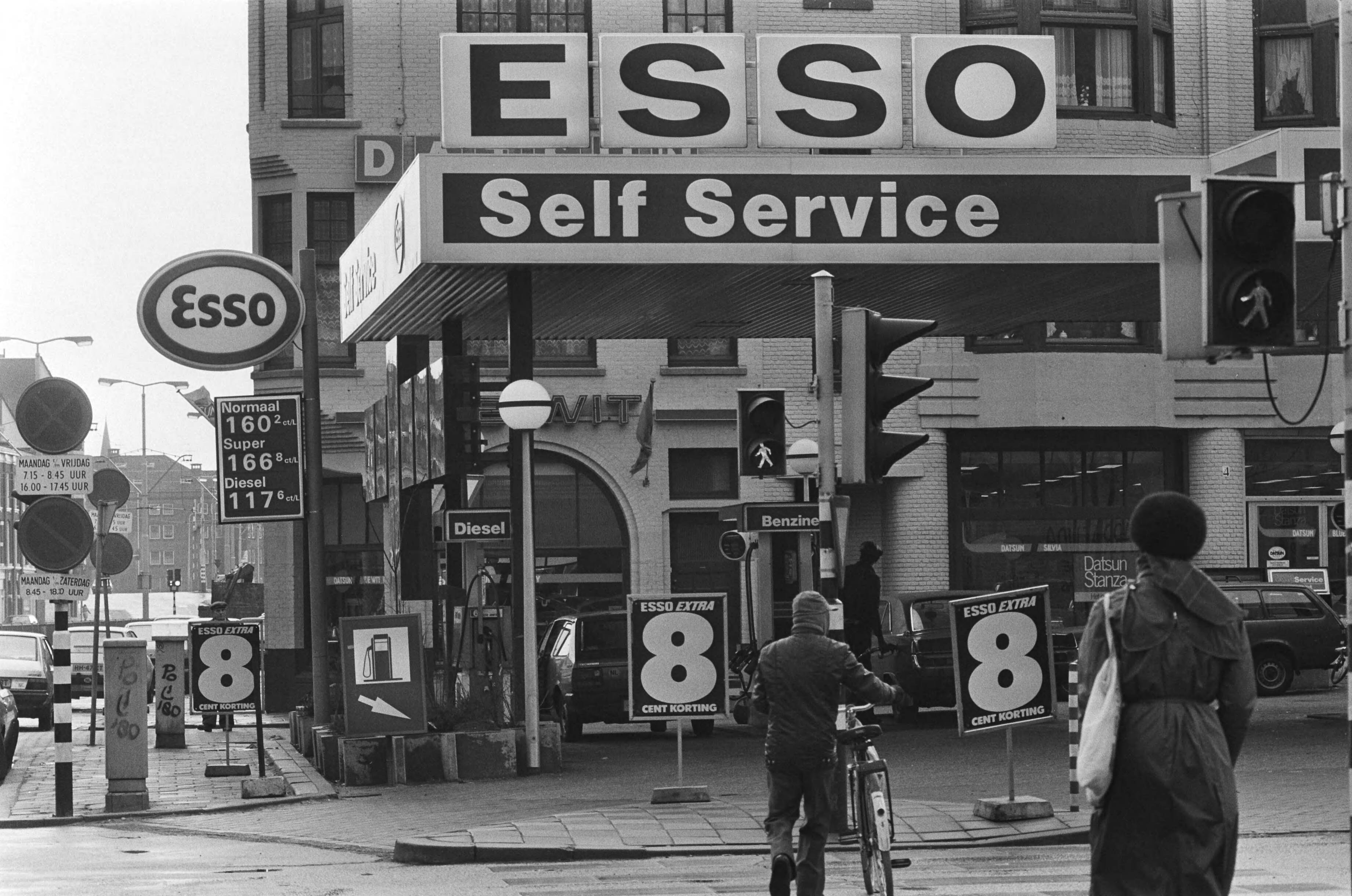 Fotocollectie Anefo — Esso Self Service met 8 cent korting in Den Haag — Foto: Croes, Rob C. / Anefo. Licentie: Set B: Rechtenvrij / Publiek Domein. Bron: Nationaal Archief. http://hdl.handle.net/10648/ad0c4eae-d0b4-102d-bcf8-003048976d84