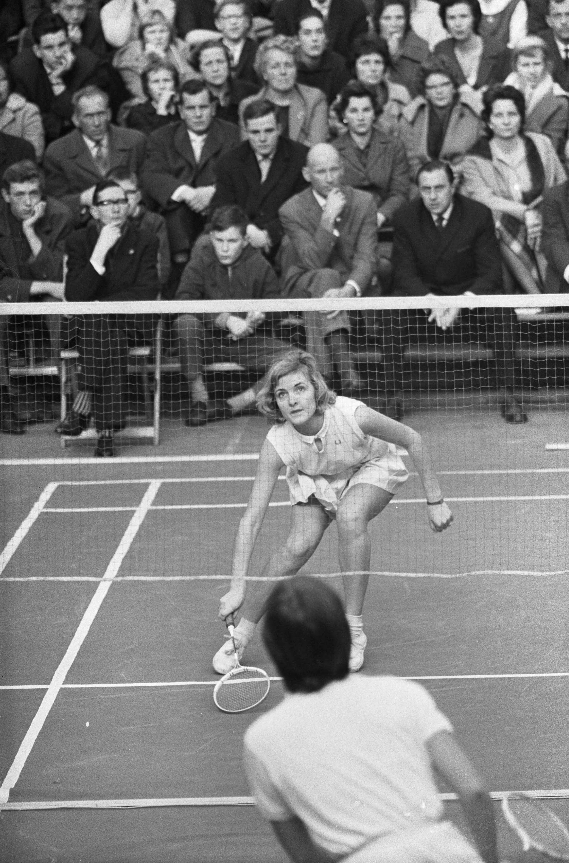 Fotocollectie Anefo — Internationale badmintonkampioenschappen in nieuwe "Duinwijck" hal te Haarlem. Finale dames. Kirsten Dahl (Denemarken) tegen Bente Flinte (Denemarken) — Foto: Pot, Harry / Anefo. Licentie: Set B: Rechtenvrij / Publiek Domein. Bron: Nationaal Archief. http://hdl.handle.net/10648/a9f86dba-d0b4-102d-bcf8-003048976d84