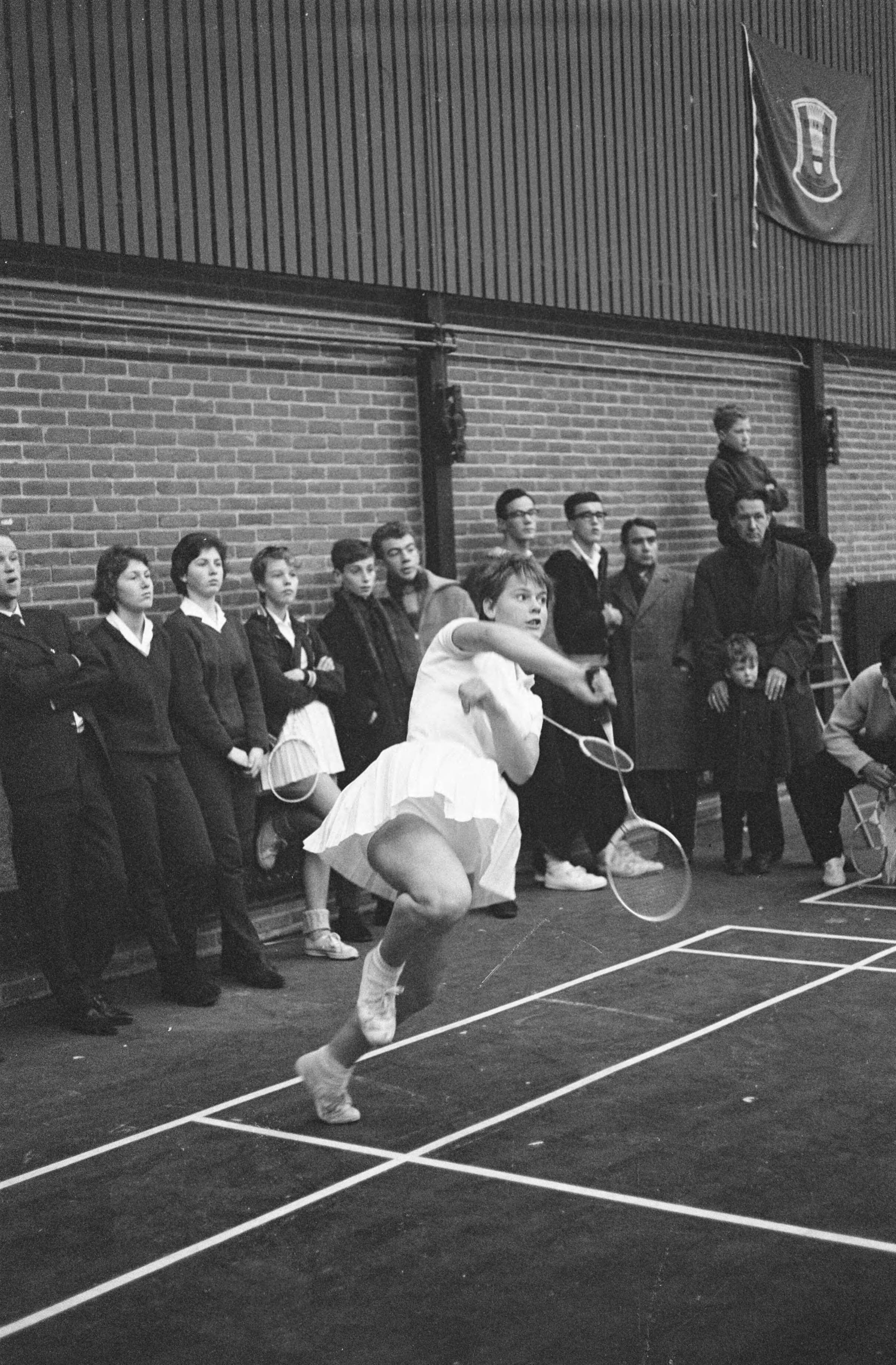Fotocollectie Anefo — Nederlands Jeugdkampioenschap Badminton te Haarlem. Agnes Geene in aktie tijdens de finale partij — Foto: Pot, Harry / Anefo. Licentie: Set B: Rechtenvrij / Publiek Domein. Bron: Nationaal Archief. http://hdl.handle.net/10648/aa539744-d0b4-102d-bcf8-003048976d84