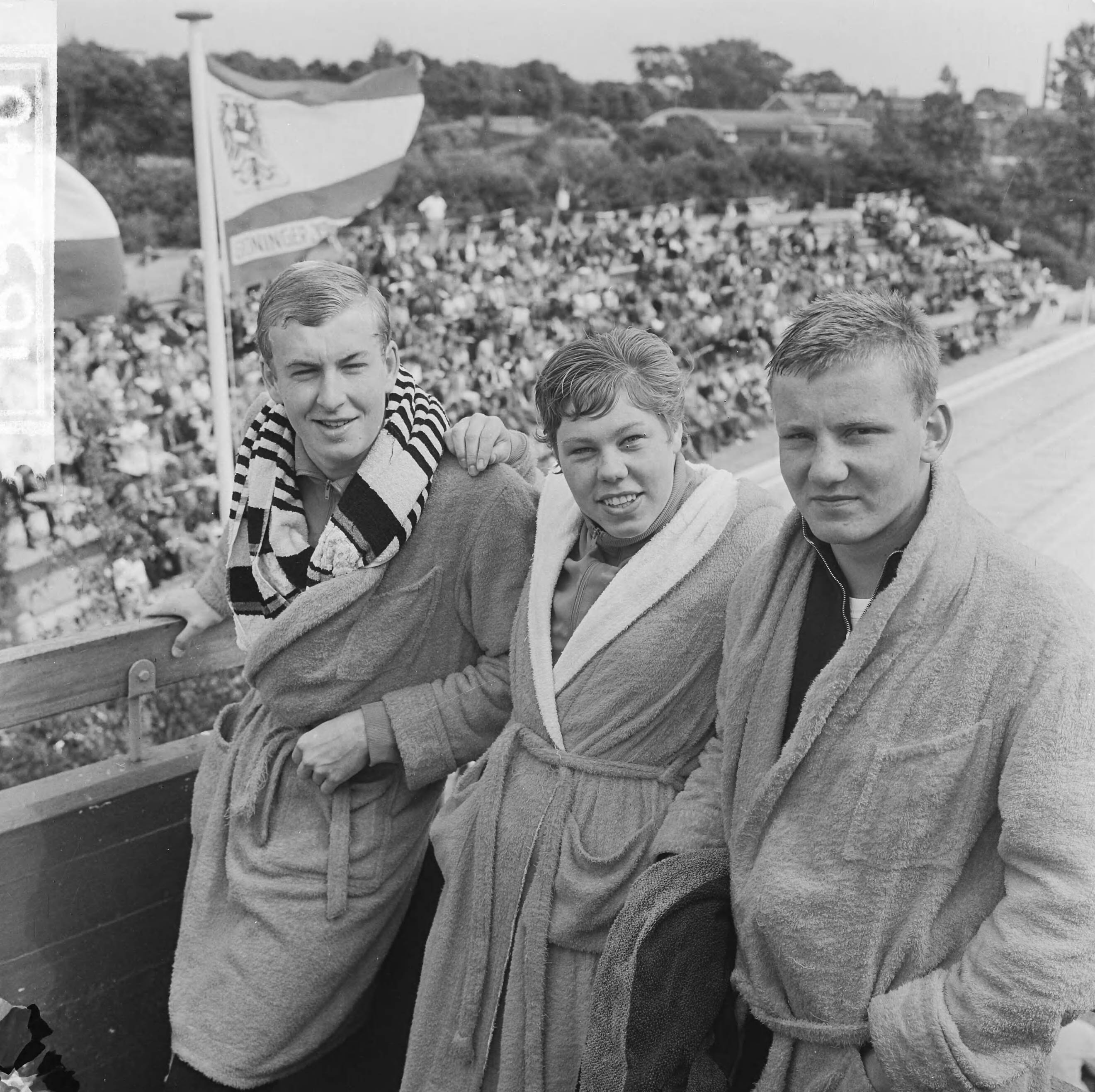 Fotocollectie Anefo — Zweminterland Nederland tegen Engeland te Groningen, nieuwe Nederlands records vestigden Dick Langerhorst (rechts) Klenie Bimolt (midden) en Johan Bontekoe (links) — Foto: Koch, Eric / Anefo. Licentie: Set B: Rechtenvrij / Publiek Domein. Bron: Nationaal Archief. http://hdl.handle.net/10648/aa6ee788-d0b4-102d-bcf8-003048976d84