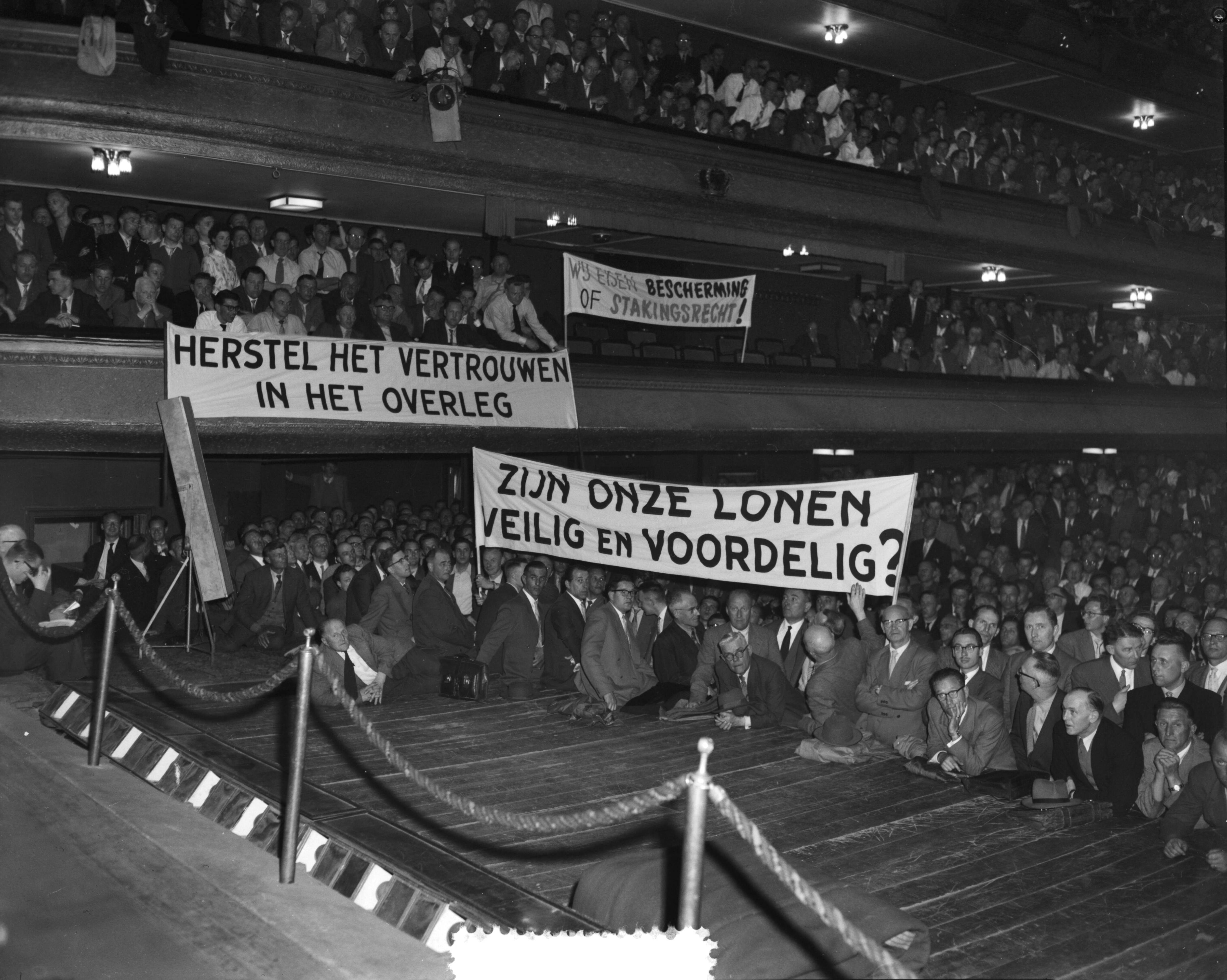 Fotocollectie Anefo — Protestvergadering in het gebouw van Kunsten en Wetenschappen in Den Haag door spoorwegmensen — Foto: Behrens, Herbert F. / Anefo. Licentie: Set B: Rechtenvrij / Publiek Domein. Bron: Nationaal Archief. http://hdl.handle.net/10648/a97b189c-d0b4-102d-bcf8-003048976d84