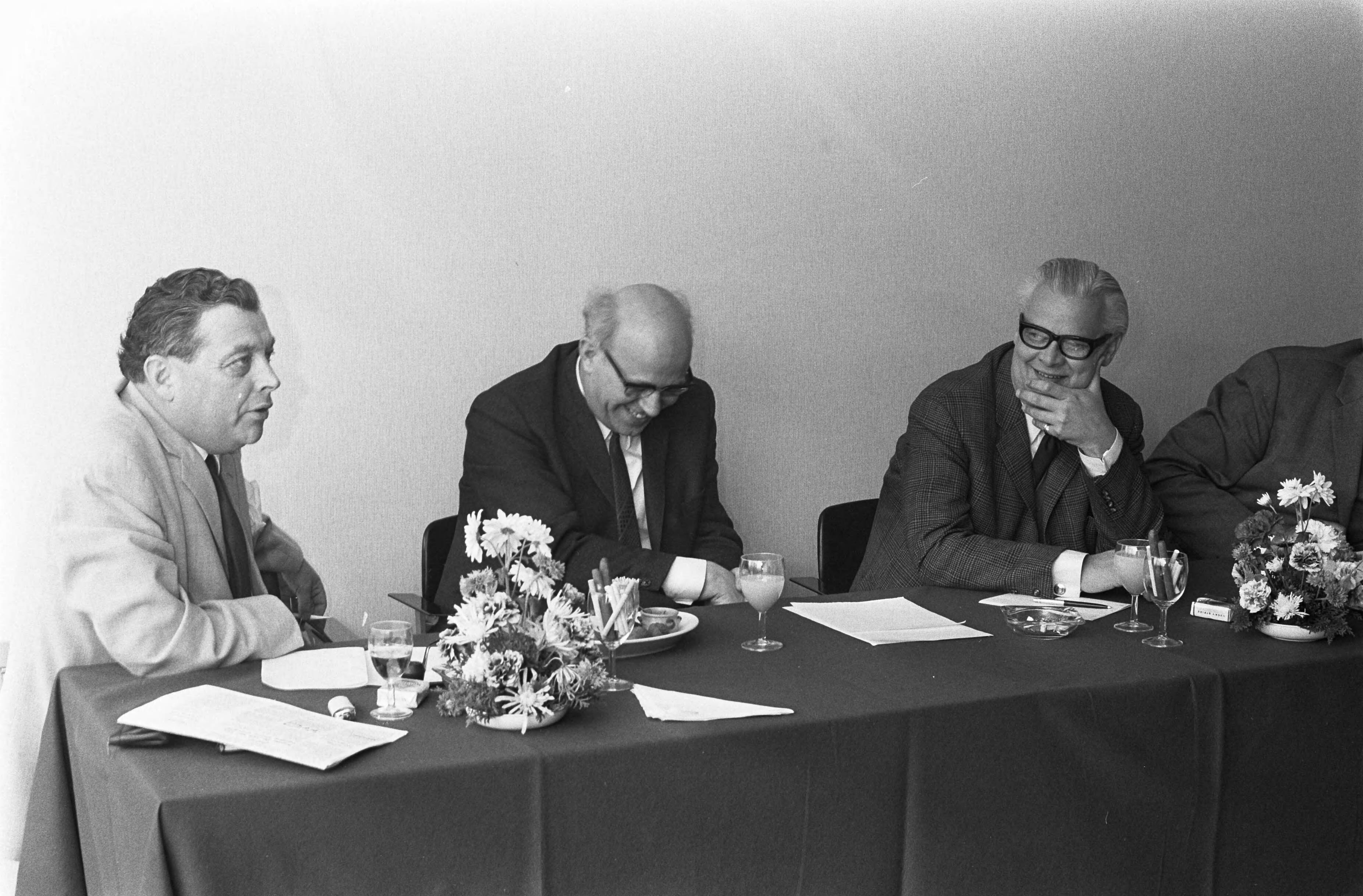 Fotocollectie Anefo — Bijeenkomst van NOS met pers in Hilversum derde van rechts Schuttenhelm — Foto: Mieremet, Rob / Anefo. Licentie: Set B: Rechtenvrij / Publiek Domein. Bron: Nationaal Archief. http://hdl.handle.net/10648/ab6cae90-d0b4-102d-bcf8-003048976d84