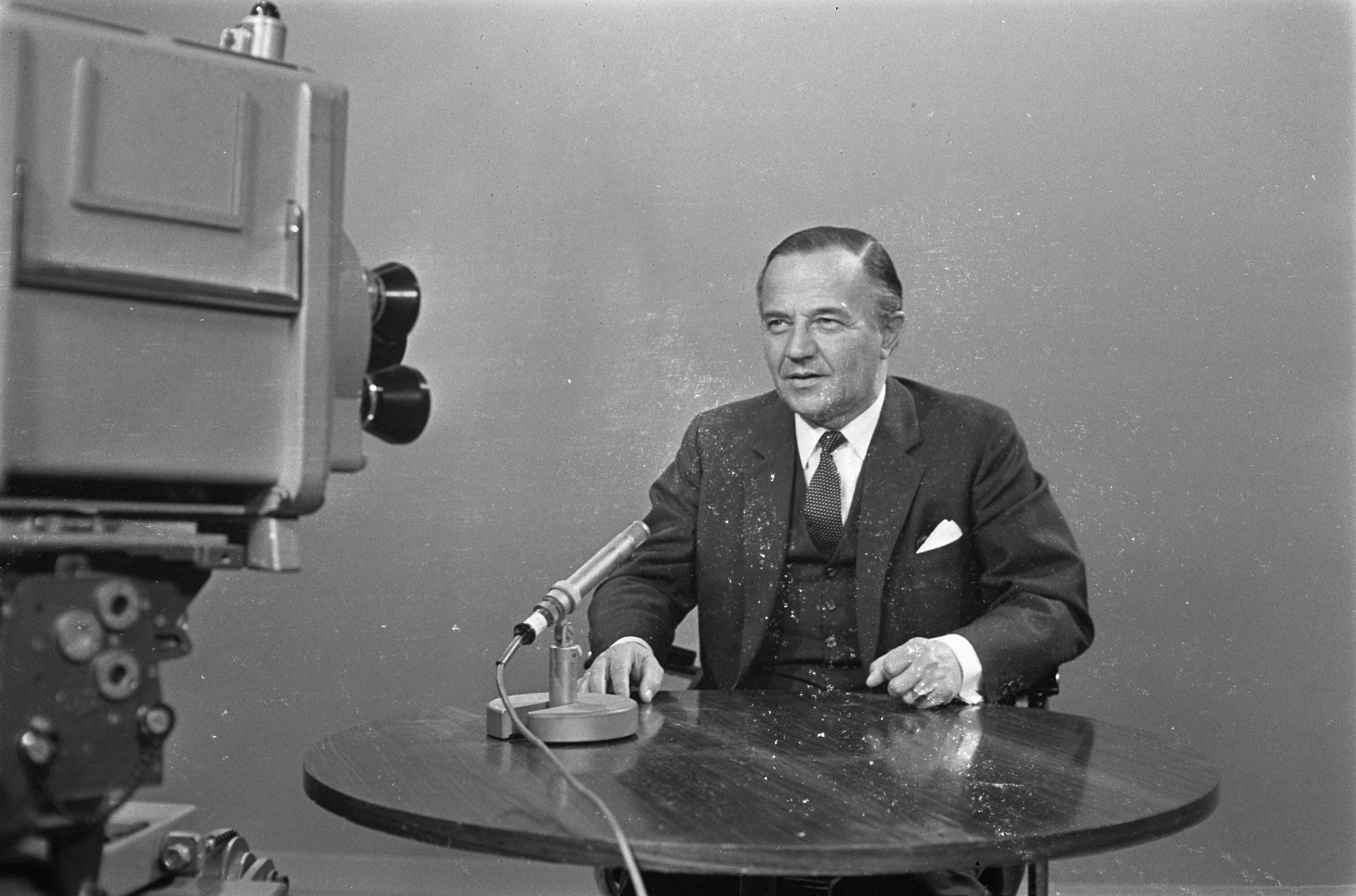 Fotocollectie Anefo — Prinses Margriet heeft zoon. Premier de Jong in de TV-studio in Den Haag — Foto: Behrens, Herbert F. / Anefo. Licentie: Set B: Rechtenvrij / Publiek Domein. Bron: Nationaal Archief. http://hdl.handle.net/10648/ab3d34c6-d0b4-102d-bcf8-003048976d84