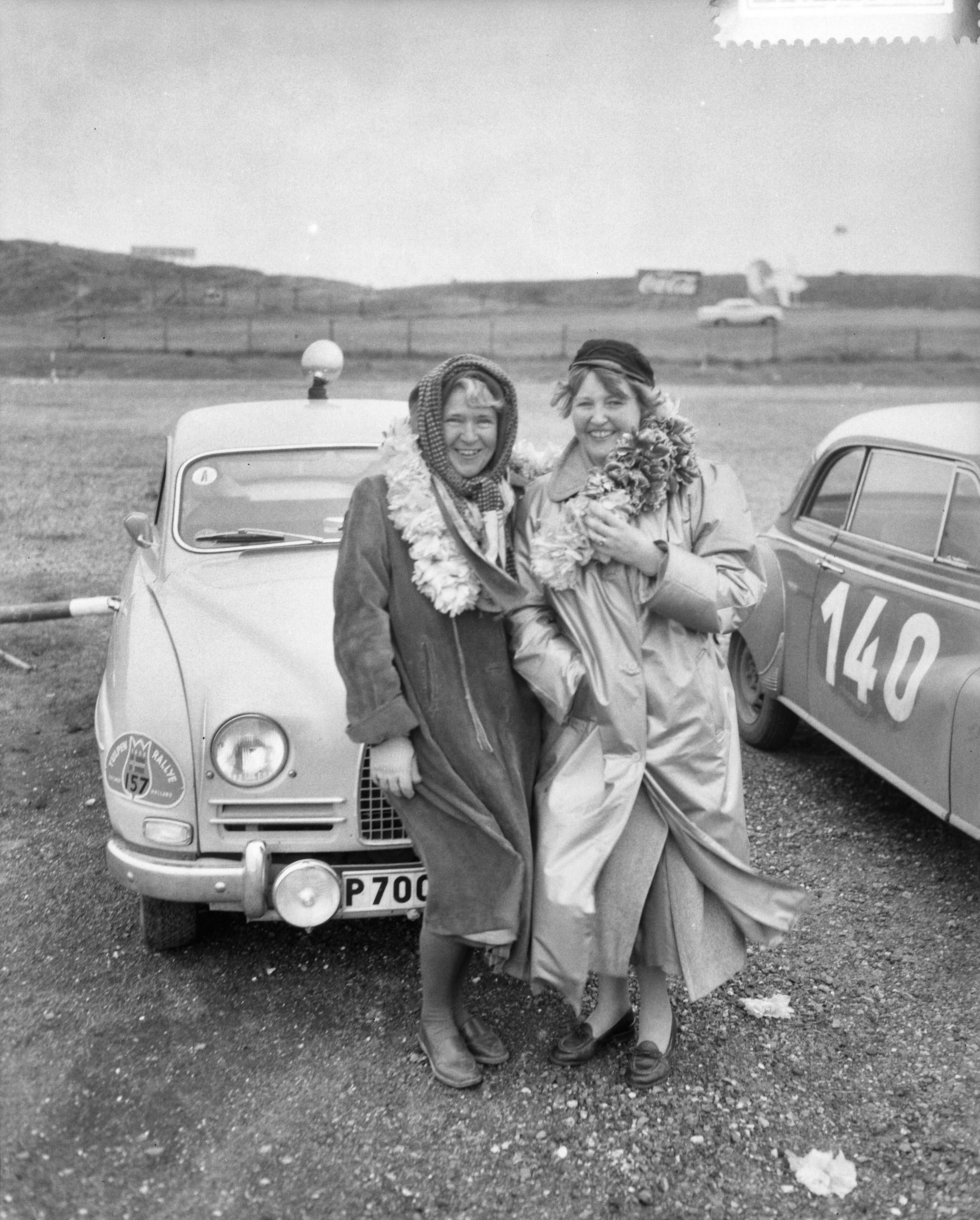 Tulpenrallye 1959 — Tulpenralley, einde op het circuit van Zandvoort. Beste damesequipe: Greta Molander (l) en Helga Lundberg (Noorwegen) met Saab 93b. Zij eindigden op de 15e plaats — Foto: Behrens, Herbert F. / Anefo. Licentie: Set B: Rechtenvrij / Publiek Domein. Bron: Nationaal Archief. http://hdl.handle.net/10648/a992deb4-d0b4-102d-bcf8-003048976d84