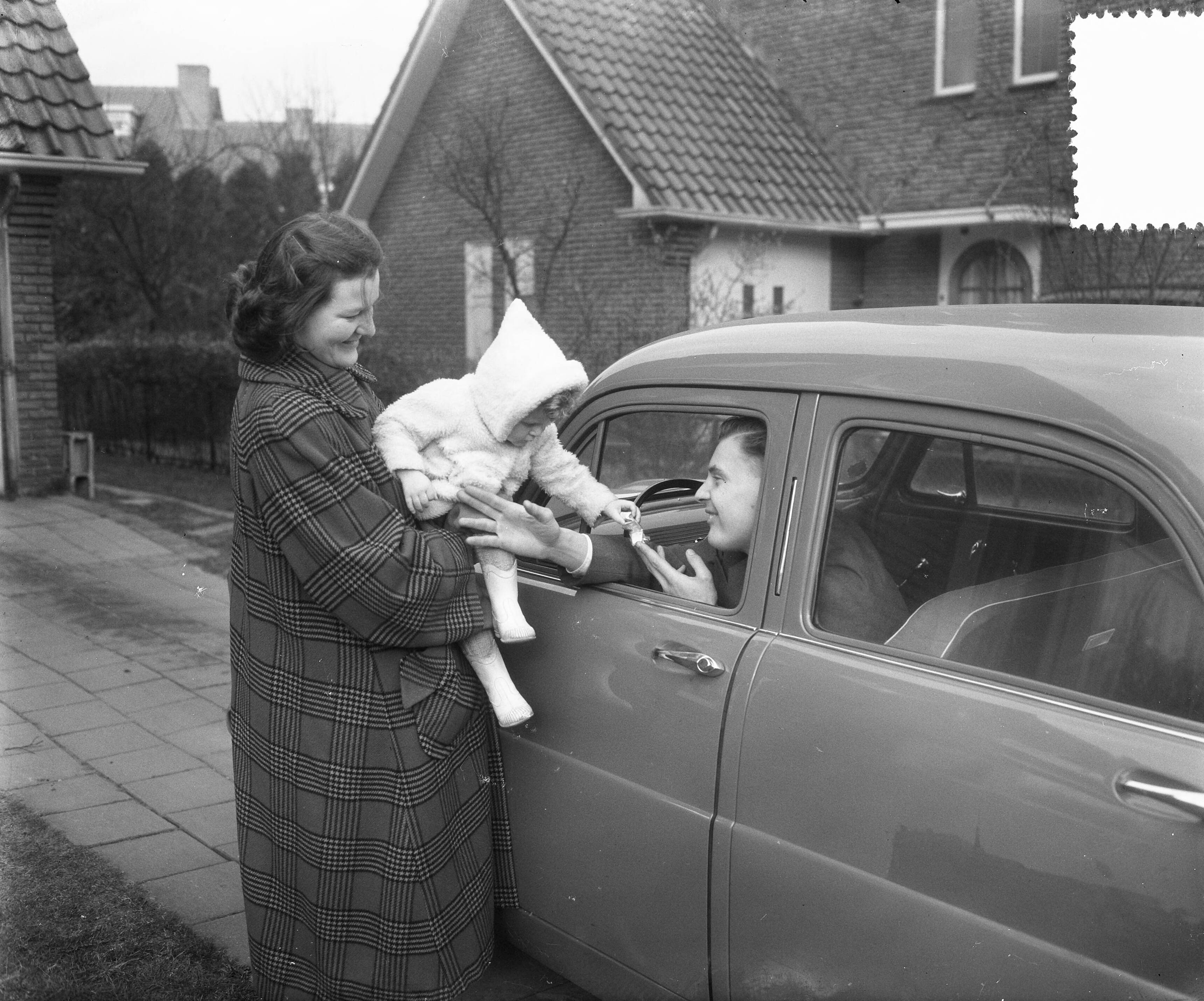 Reportage zwemster Nel Koudijs-Van Vliet — Reportage zwemster Nel Koudijs-Van Vliet. Nel van Vliet neemt afscheid van haar man Aad Koudijs. Op haar arm haar jongste dochter — Foto: Duinen, H. van / Anefo. Licentie: Set B: Rechtenvrij / Publiek Domein. Bron: Nationaal Archief. http://hdl.handle.net/10648/a8f6e7b6-d0b4-102d-bcf8-003048976d84