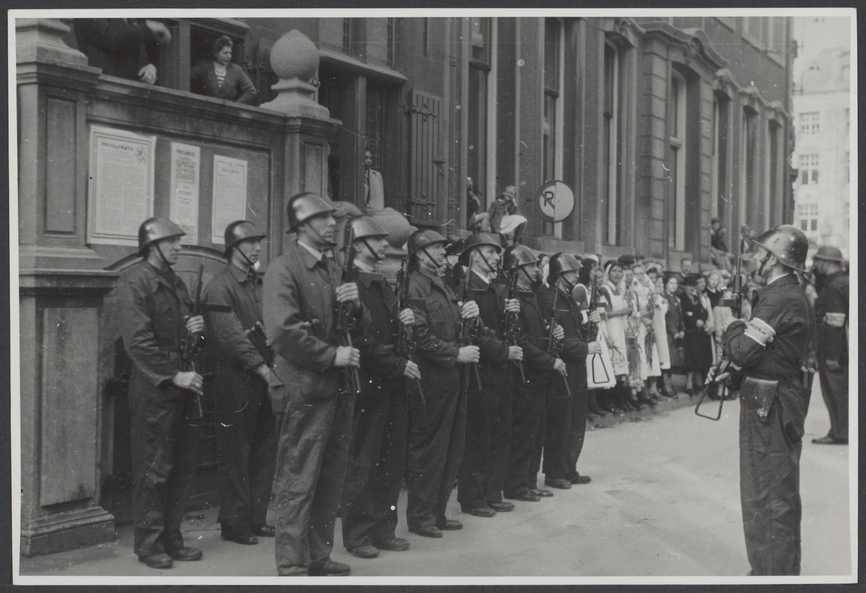 Bevrijding 's Gravenhage (Den Haag) — Intocht Canadezen Den Haag — Foto: Wal, J.Th. A. van der / Spaarnestad. Licentie: Set B: Rechtenvrij / Publiek Domein. Bron: Nationaal Archief. http://hdl.handle.net/10648/f50e6ae6-5ed4-aa7a-cba8-8a744895d92e
