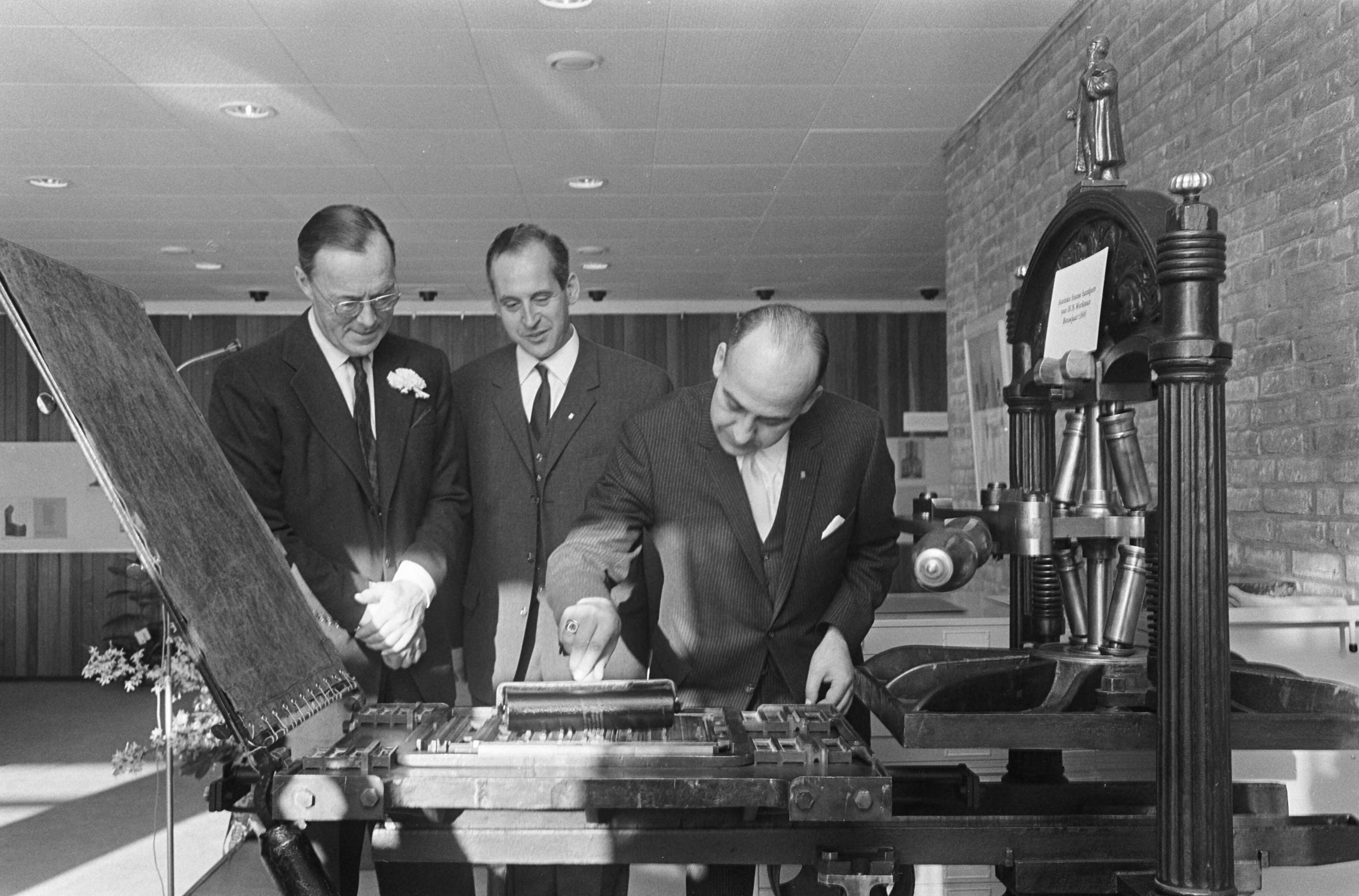 Fotocollectie Anefo — Prins Bernhard opende grafische fabriek te Haarlem — Foto: Kroon, Ron / Anefo. Licentie: Set B: Rechtenvrij / Publiek Domein. Bron: Nationaal Archief. http://hdl.handle.net/10648/ab0aff7e-d0b4-102d-bcf8-003048976d84