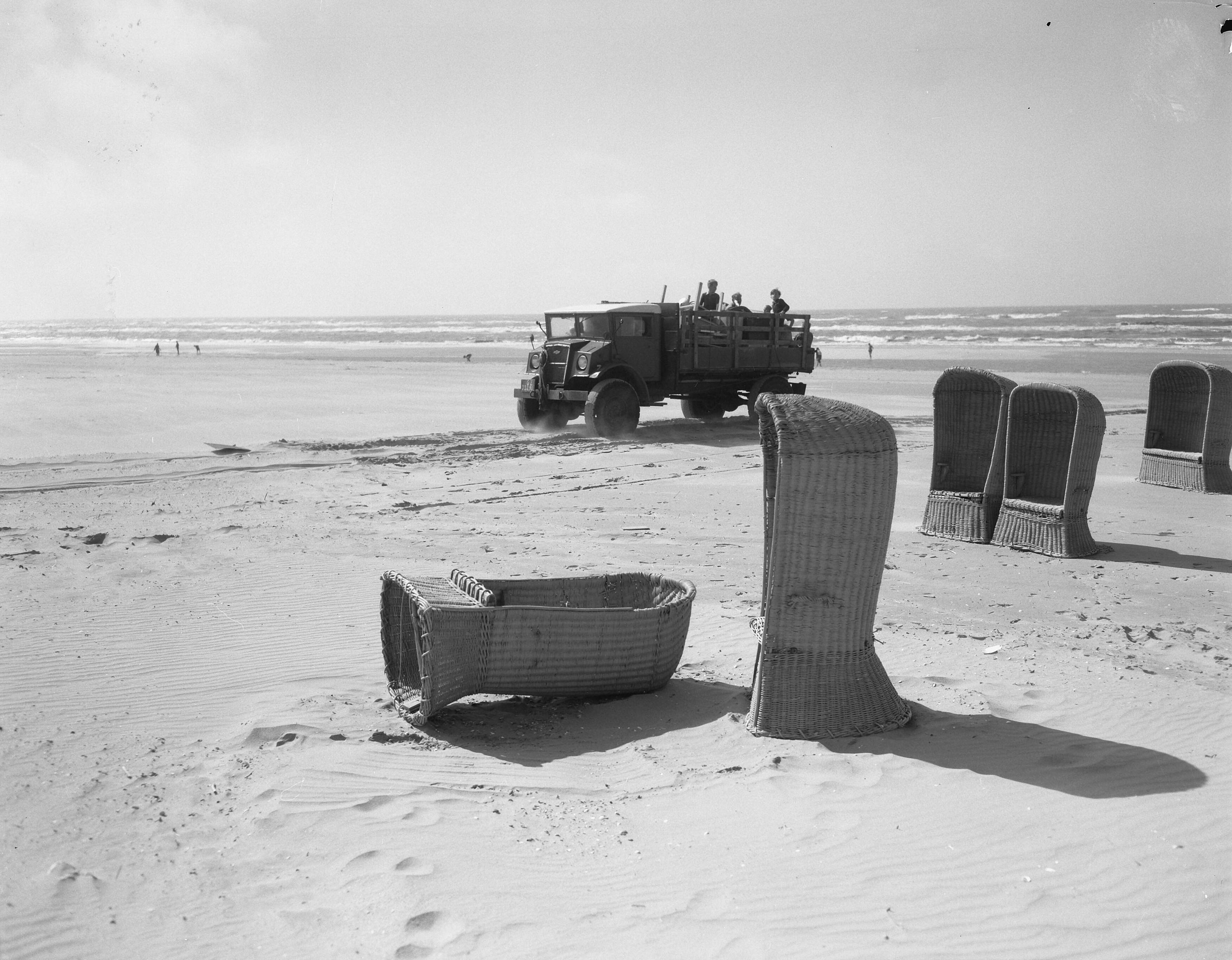 Fotocollectie Anefo — Vertrek tentkampeerders strand Zandvoort — Foto: Noske, J.D. / Anefo. Licentie: Set B: Rechtenvrij / Publiek Domein. Bron: Nationaal Archief. http://hdl.handle.net/10648/a928a7ba-d0b4-102d-bcf8-003048976d84