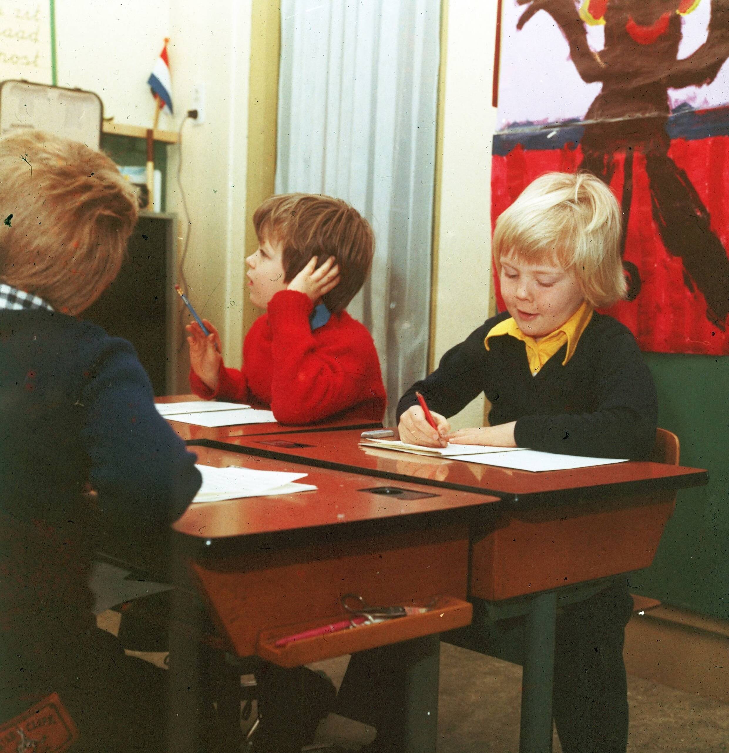 Fotocollectie RVD / Koninklijk Huis — Prins Willem-Alexander op de "Nieuwe Baarnse School" te Baarn tijdens een les — Foto: Claus, prins / RVD. Licentie: Set B: Rechtenvrij / Publiek Domein. Bron: Nationaal Archief. http://hdl.handle.net/10648/afb998be-d0b4-102d-bcf8-003048976d84