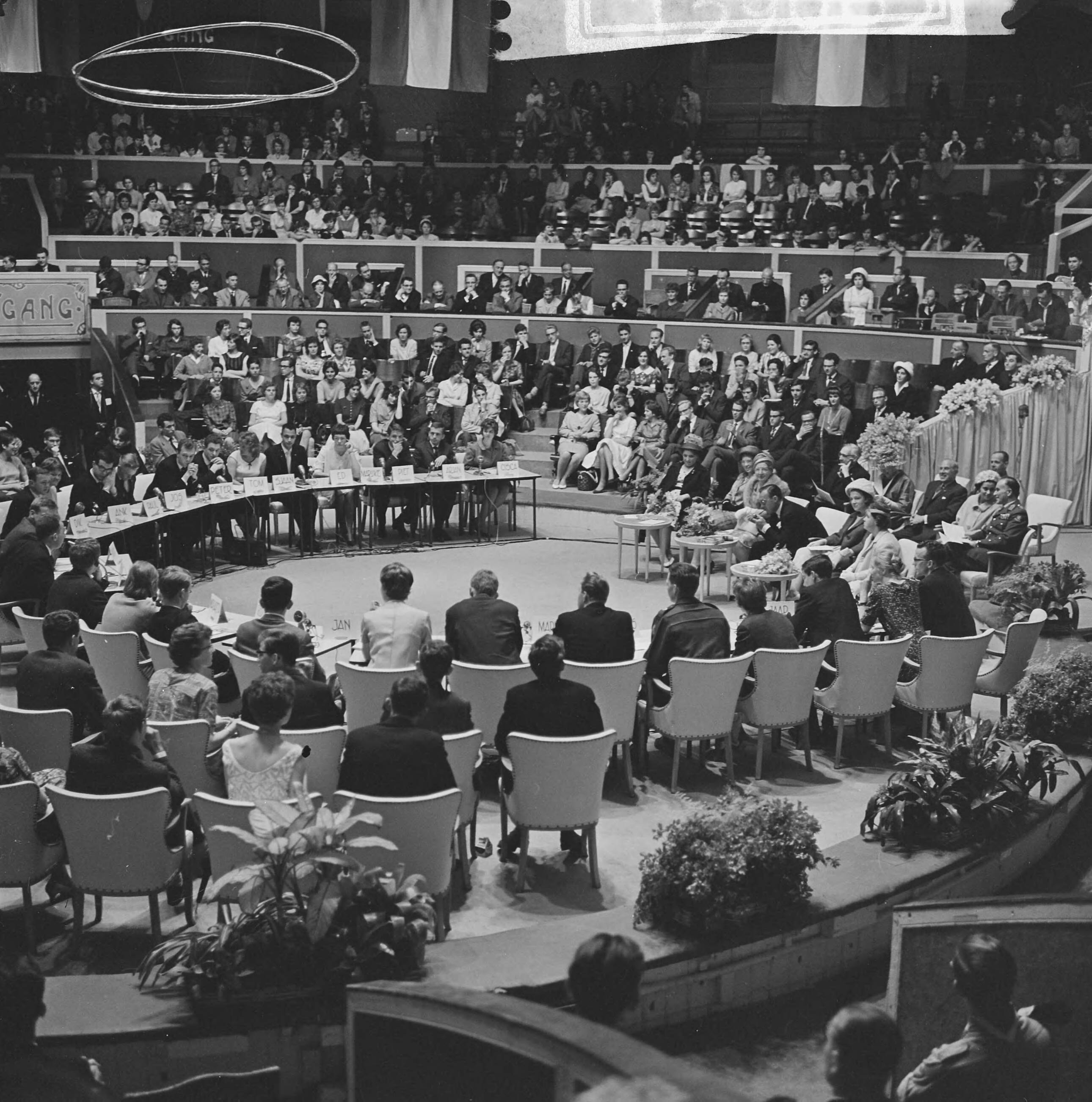 Koninklijk bezoek aan Zuid-Holland (1962) — Koninklijk bezoek aan Den Haag — Foto: Fotograaf Onbekend / Anefo. Licentie: Set B: Rechtenvrij / Publiek Domein. Bron: Nationaal Archief. http://hdl.handle.net/10648/aa07dbe2-d0b4-102d-bcf8-003048976d84