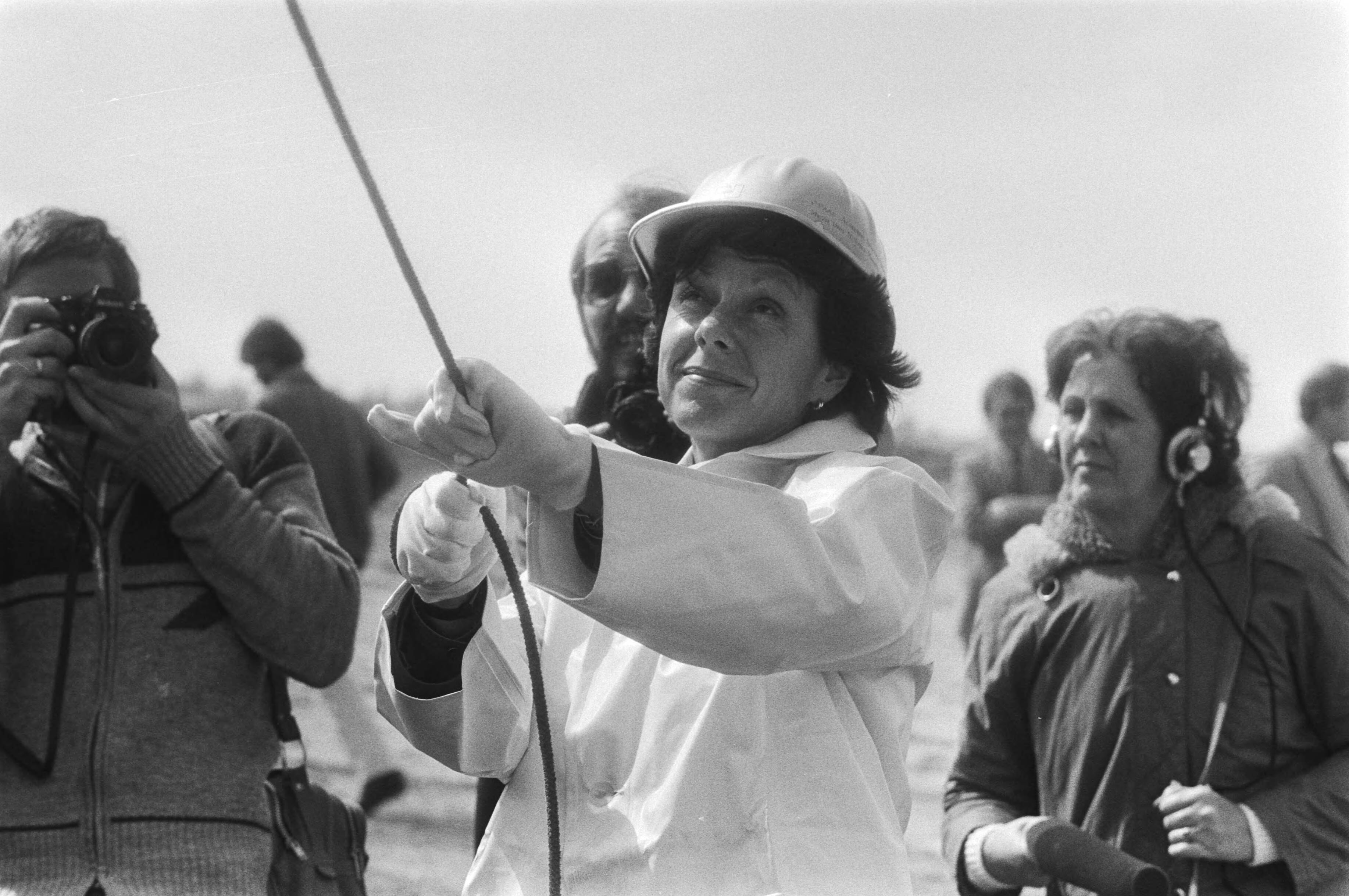 Fotocollectie Anefo — Minister Smit-Kroes slaat de eerste paal voor Almere Buiten — Foto: Bogaerts, Rob / Anefo. Licentie: Set B: Rechtenvrij / Publiek Domein. Bron: Nationaal Archief. http://hdl.handle.net/10648/ad29333e-d0b4-102d-bcf8-003048976d84