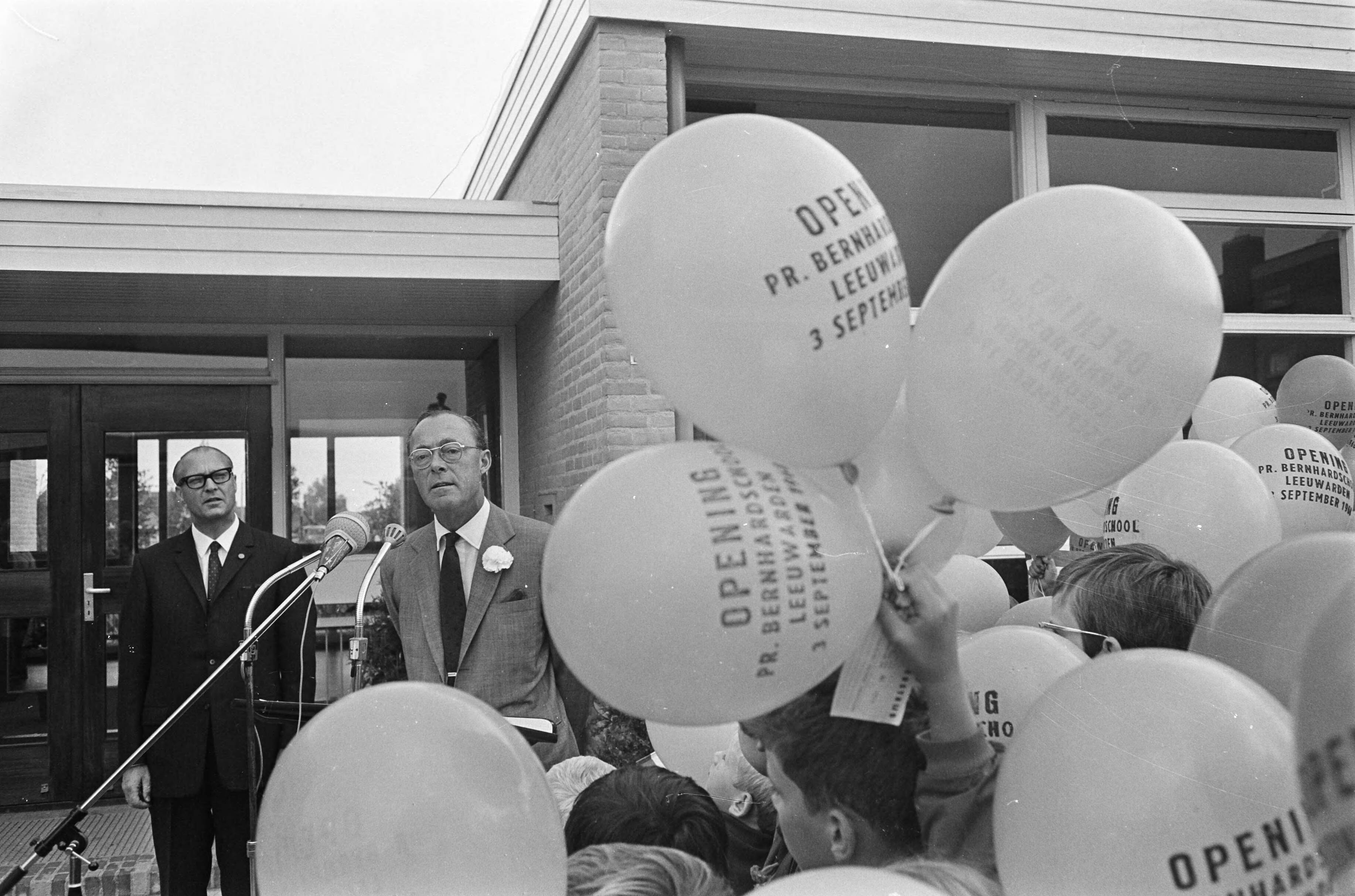 Prins Bernhard opent de Prins Bernhard school te Leeuwarden — Prins Bernhard houdt de openingsrede temidden van de ballonnen — Foto: Fotograaf Onbekend / Anefo. Licentie: Set B: Rechtenvrij / Publiek Domein. Bron: Nationaal Archief. http://hdl.handle.net/10648/ab4c42cc-d0b4-102d-bcf8-003048976d84