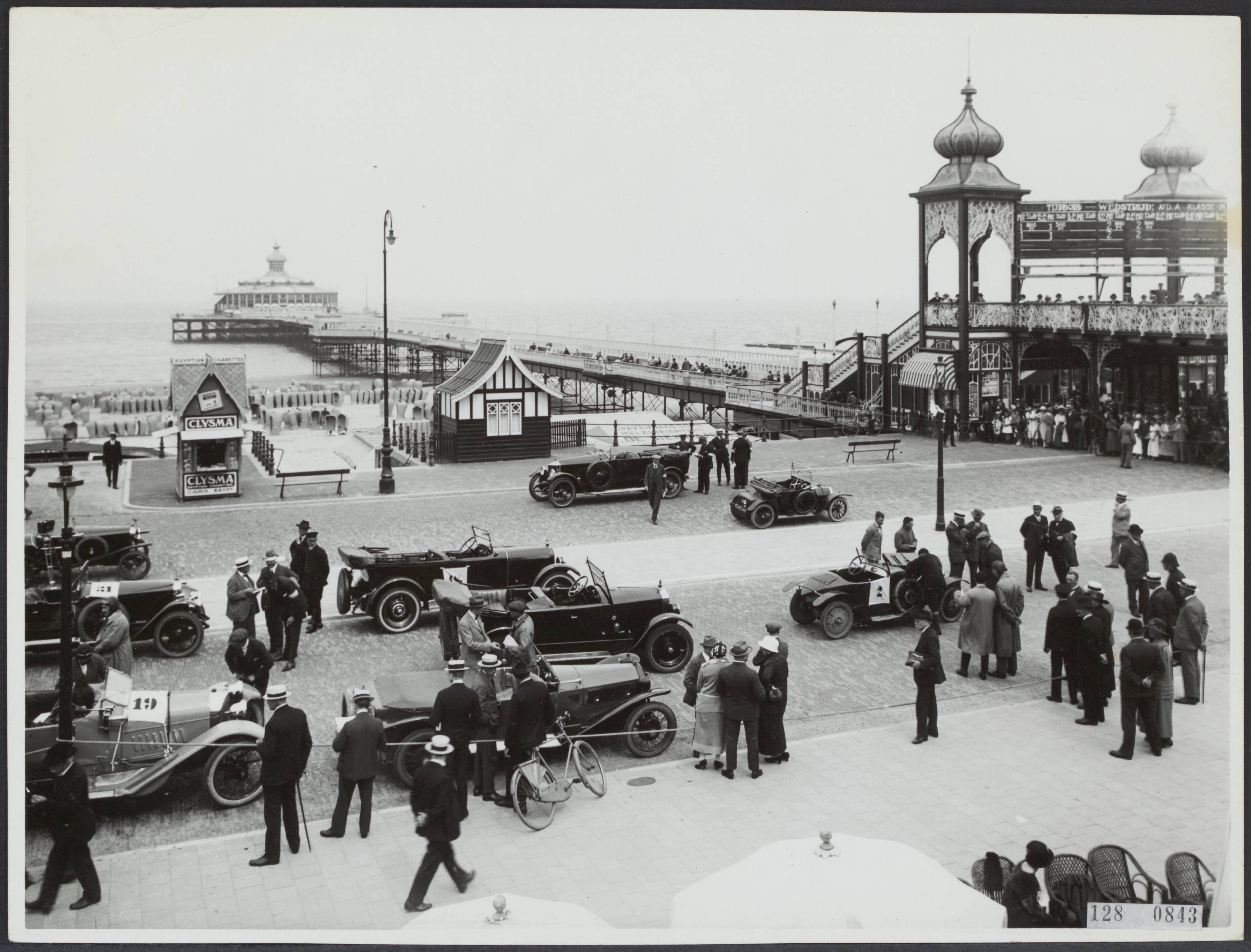 Zee, Scheveningen, Pier [RVD] — Scheveningen — Foto: Onbekend / Publiek Domein of Rechtenvrij. Licentie: Set B: Rechtenvrij / Publiek Domein. Bron: Nationaal Archief. http://hdl.handle.net/10648/af43e722-d0b4-102d-bcf8-003048976d84