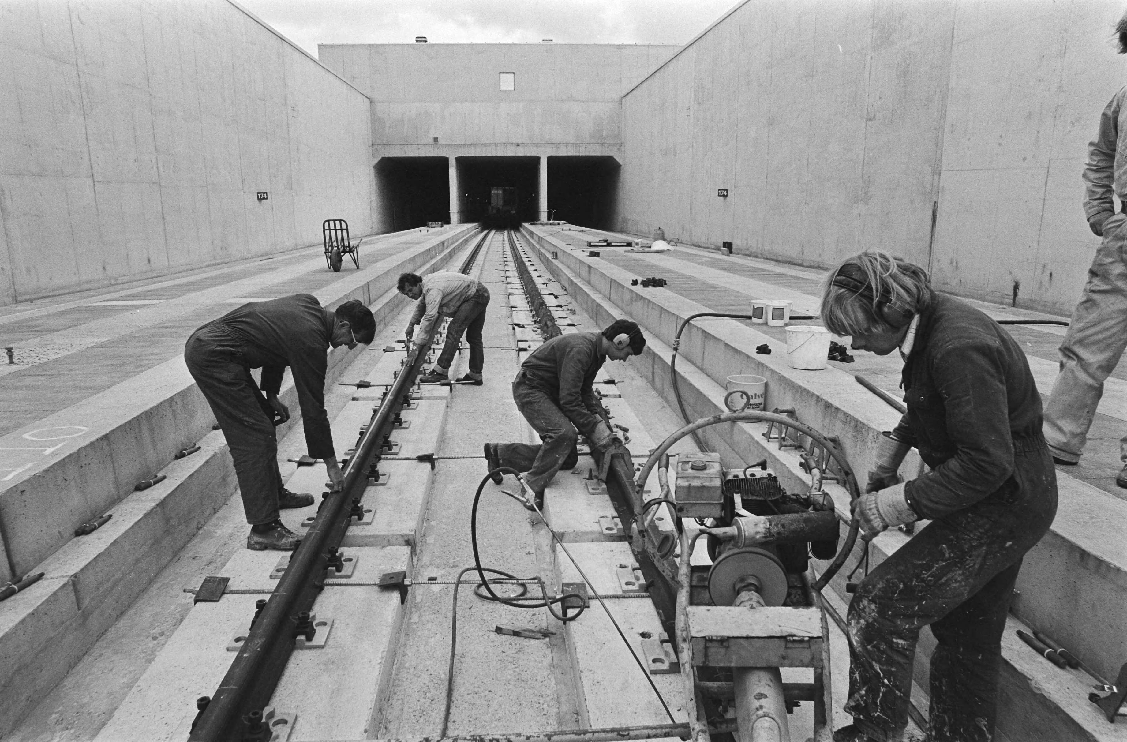 Fotocollectie Anefo — Open dag zaterdag a.s. bij de Hemspoortunnel, de spoorverbinding Amsterdam, Zaandam die in mei 1983 gereed zal zijn; — Foto: Antonisse, Marcel / Anefo. Licentie: Set B: Rechtenvrij / Publiek Domein. Bron: Nationaal Archief. http://hdl.handle.net/10648/acfe1384-d0b4-102d-bcf8-003048976d84