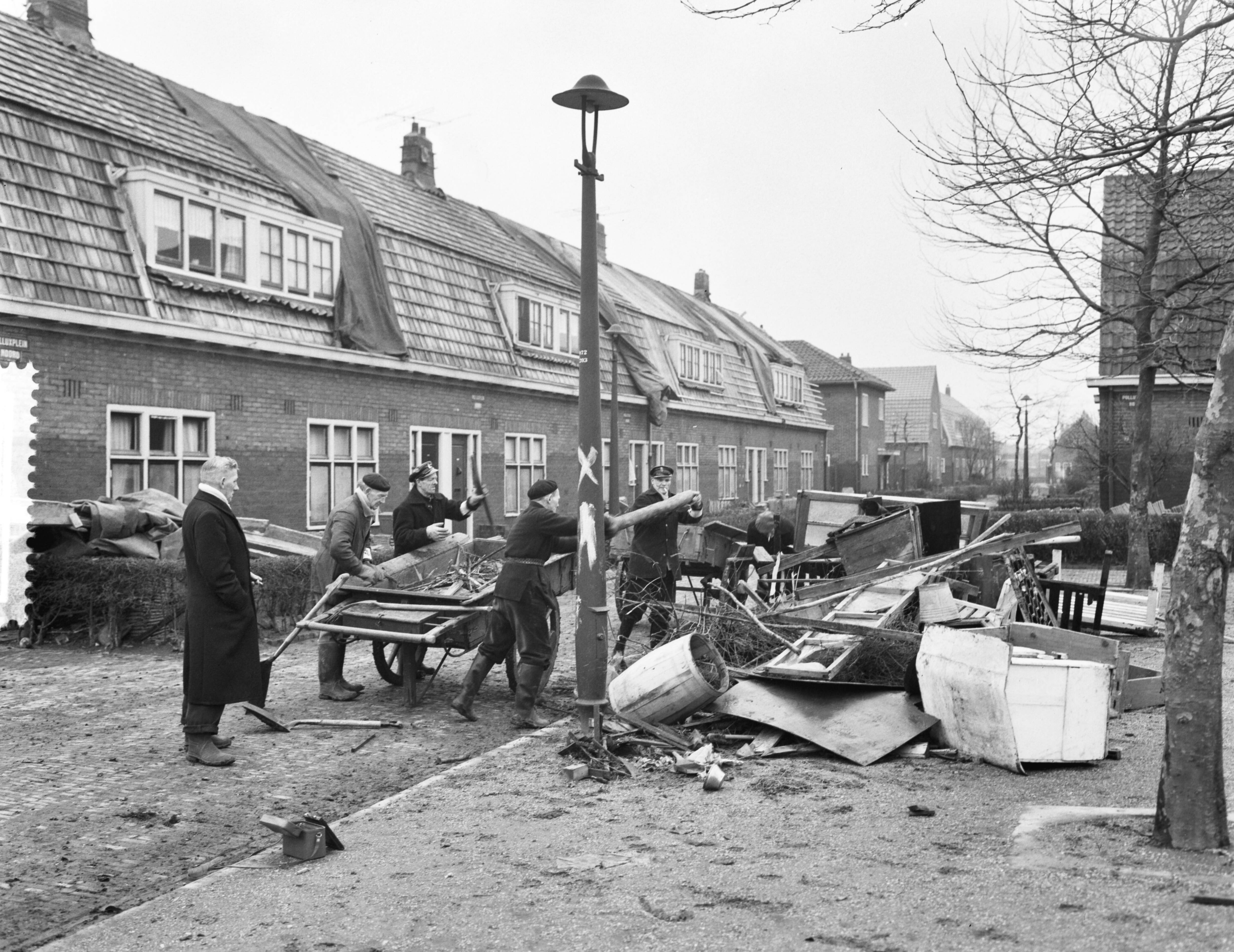 Ramp Tuindorp Oostzaan — Tuindorp Oostzaan maakt schoon schip — Foto: Rossem, Wim van / Anefo. Licentie: Set B: Rechtenvrij / Publiek Domein. Bron: Nationaal Archief. http://hdl.handle.net/10648/a9a67f32-d0b4-102d-bcf8-003048976d84