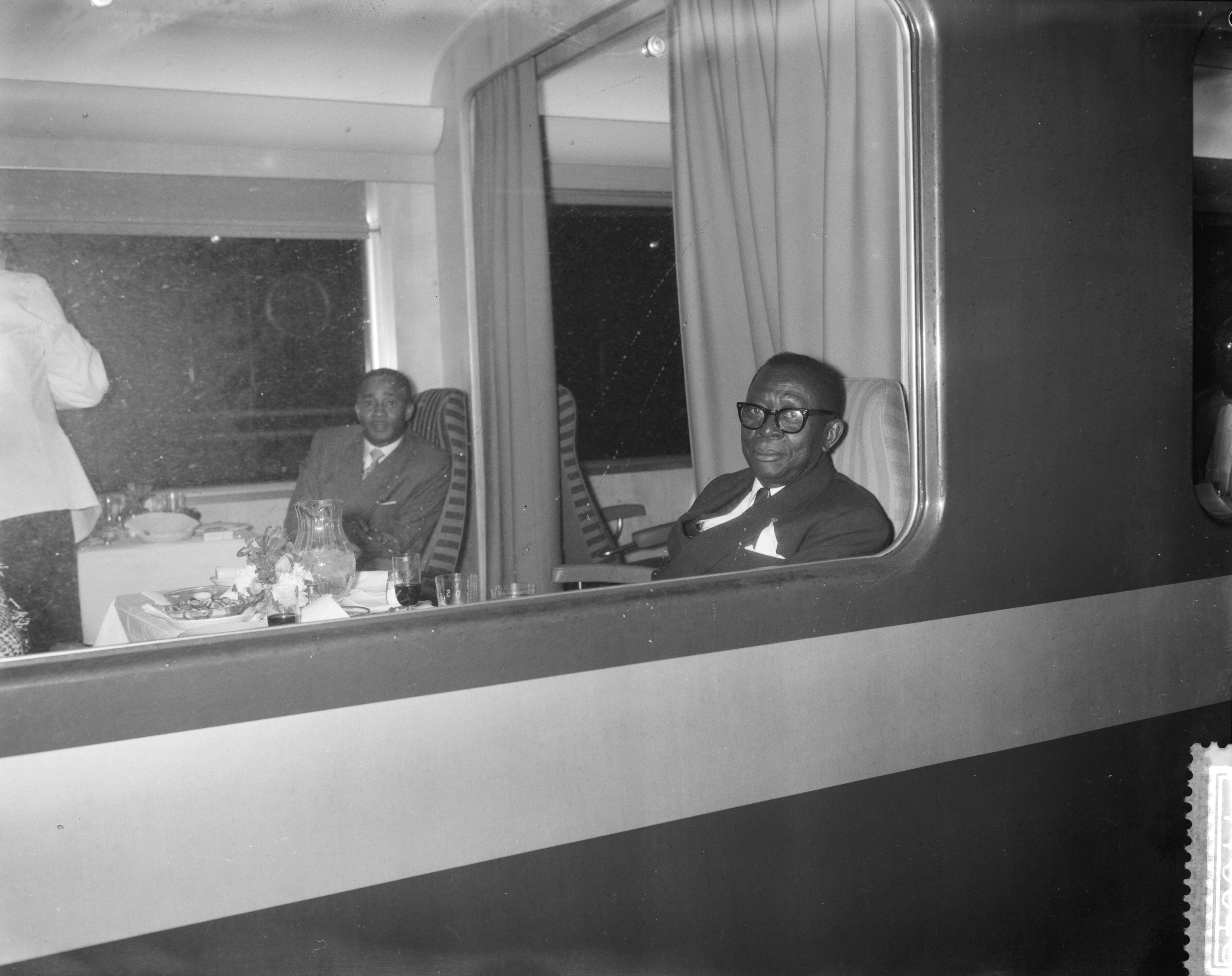 Fotocollectie Anefo — Aankomst van de Liberiaanse president Tubman in Nederland. President Tubman achter het venster van zijn treincoupé van de expressetrein bij aankomst op het station Staatsspoor te Den Haag — Foto: Bilsen, Joop van / Anefo. Licentie: Set B: Rechtenvrij / Publiek Domein. Bron: Nationaal Archief. http://hdl.handle.net/10648/a9bb7e46-d0b4-102d-bcf8-003048976d84