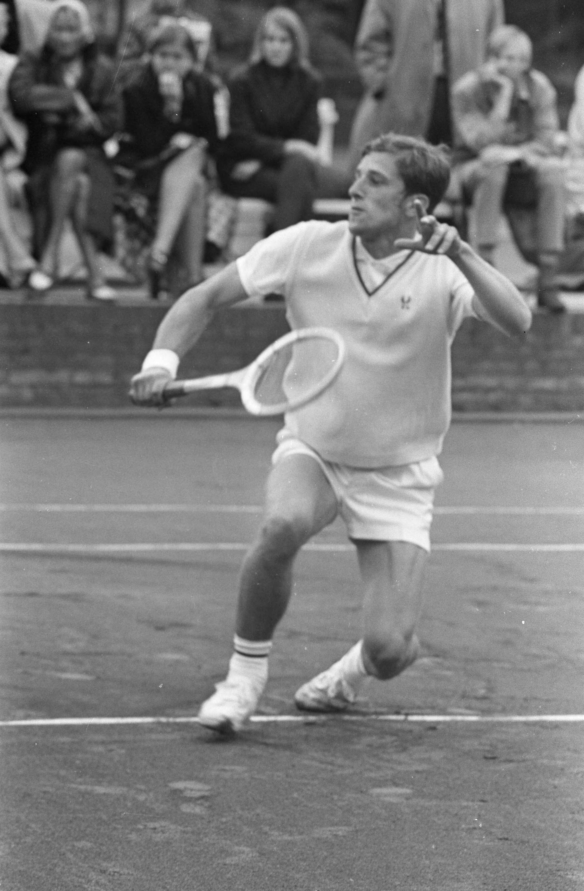 Fotocollectie Anefo — Internationaal tennistoernooi in Hilversum. De Tsjech Kodes in actie in zijn partij tegen Mandarino (opdracht Vrije Volk) — Foto: Kroon, Ron / Anefo. Licentie: Set B: Rechtenvrij / Publiek Domein. Bron: Nationaal Archief. http://hdl.handle.net/10648/ab47f640-d0b4-102d-bcf8-003048976d84