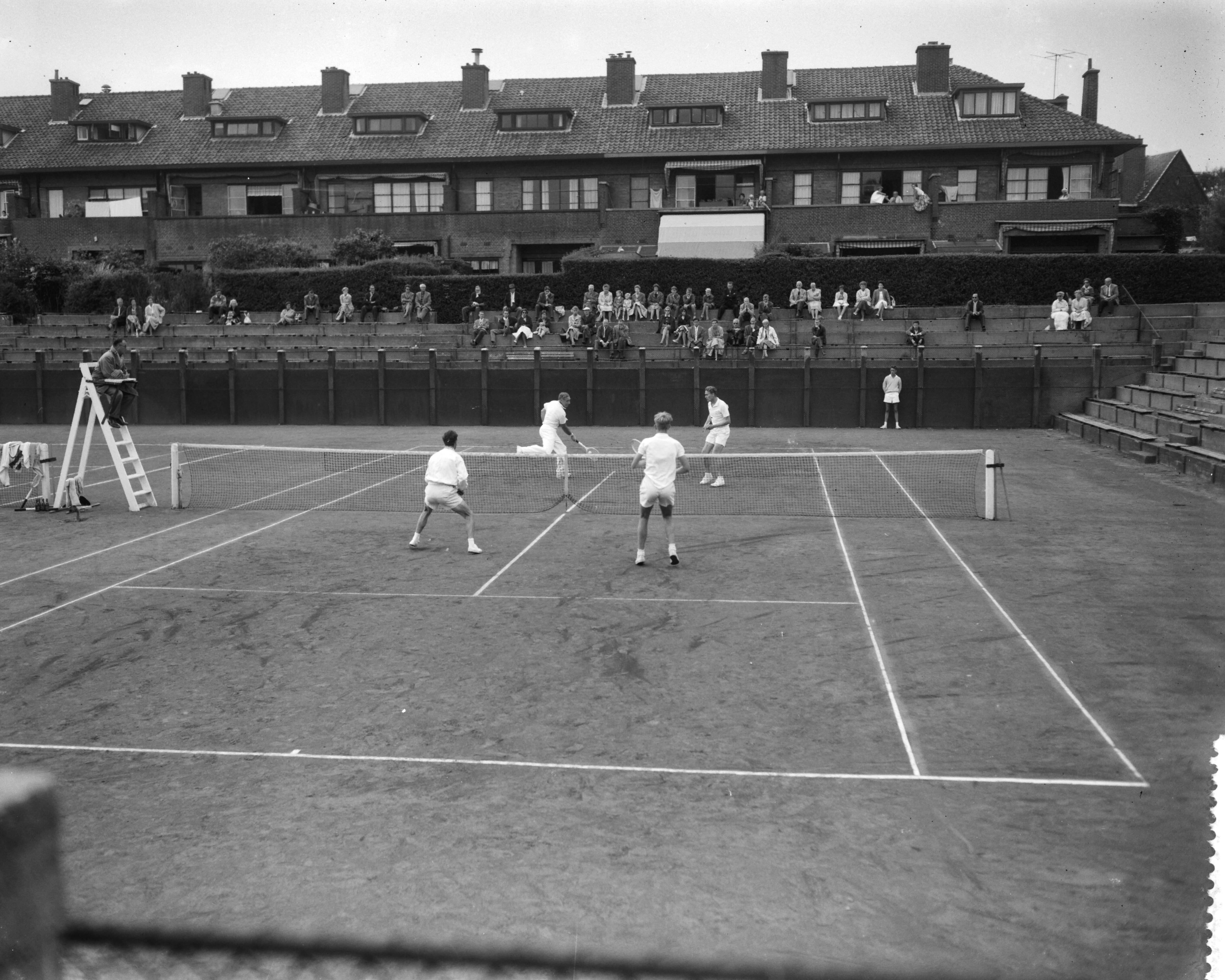 Fotocollectie Anefo — Nationale tenniskampioenschappen op de METS-banen te Scheveningen. Kwartfinale herendubbel. Achter het net Van Swol (l.) en Rinkel, voor het net Schneider (l.) en Van de Weg — Foto: Bilsen, Joop van / Anefo. Licentie: Set B: Rechtenvrij / Publiek Domein. Bron: Nationaal Archief. http://hdl.handle.net/10648/a9b6d7c4-d0b4-102d-bcf8-003048976d84