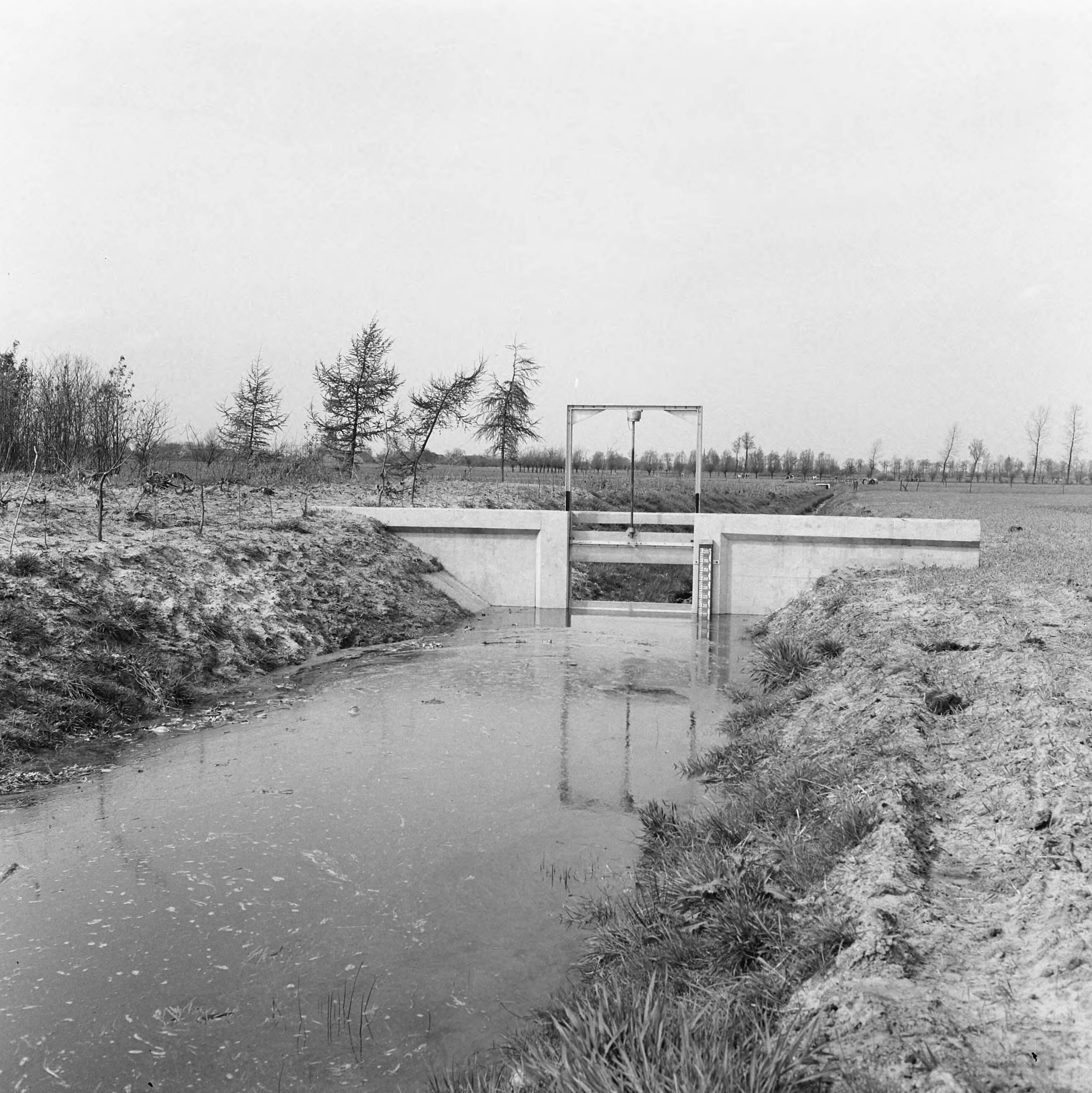 Fotocollectie Nederlandse Heidemaatschappij — Stuw ontwateringsplan Leurse haven, met dubbele aluminium schuif, gemeente Etten-Leur. 1958. GEstuwd — Foto: Eyssen, [...] / Heidemij. Licentie: Set B: Rechtenvrij / Publiek Domein. Bron: Nationaal Archief. http://hdl.handle.net/10648/ae5f18cc-d0b4-102d-bcf8-003048976d84