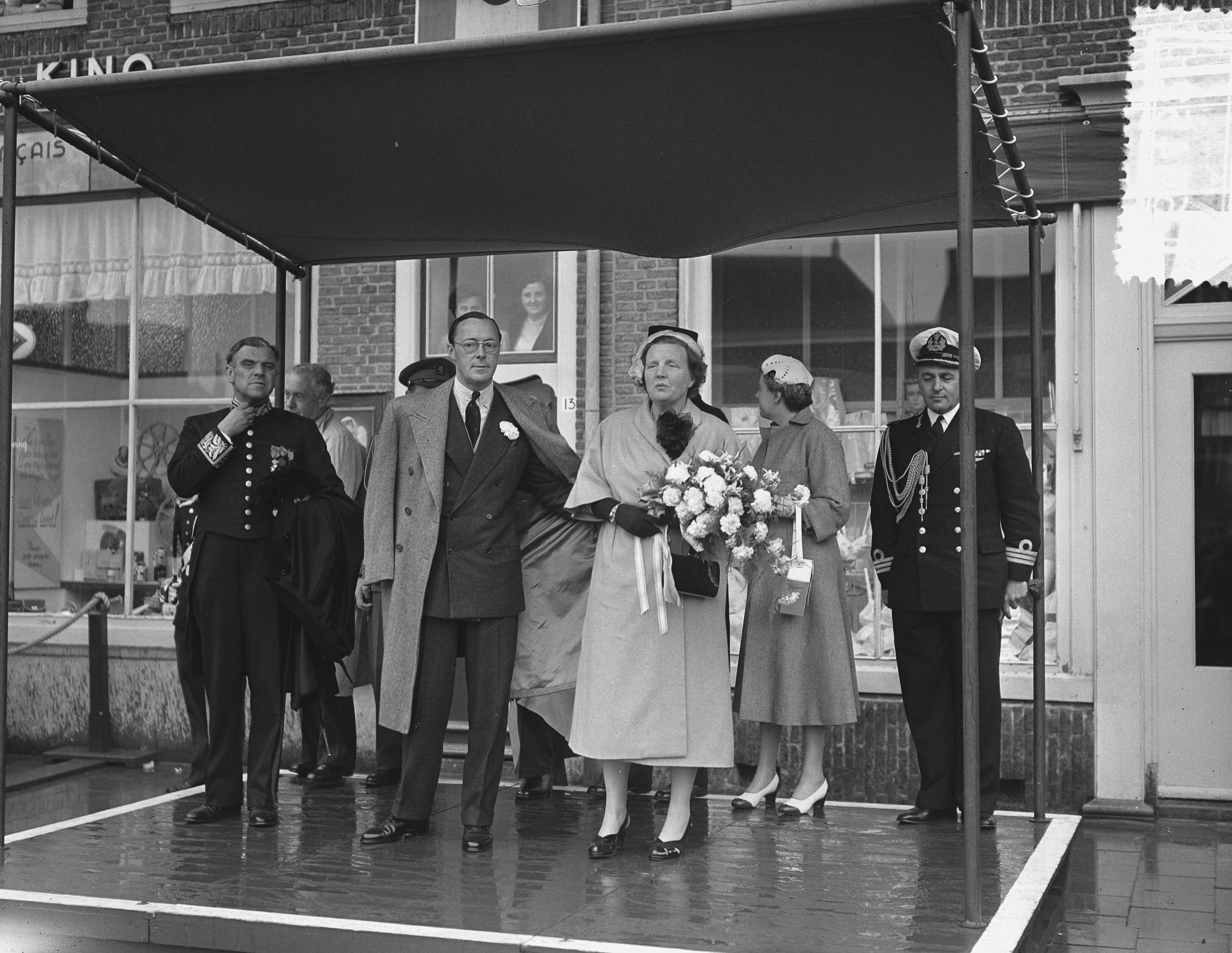 Koningin Juliana en prins Bernhard bezoeken Walcheren — Koningin Juliana en prins Bernhard bezoeken Middelburg. Défilé. Links van koningin en prins de Commissaris der Koningin in de provincie Zeeland, jhr. mr. A.F. Ch. de Casembroot — Foto: Bilsen, Joop van / Anefo. Licentie: Set B: Rechtenvrij / Publiek Domein. Bron: Nationaal Archief. http://hdl.handle.net/10648/a9244f4e-d0b4-102d-bcf8-003048976d84