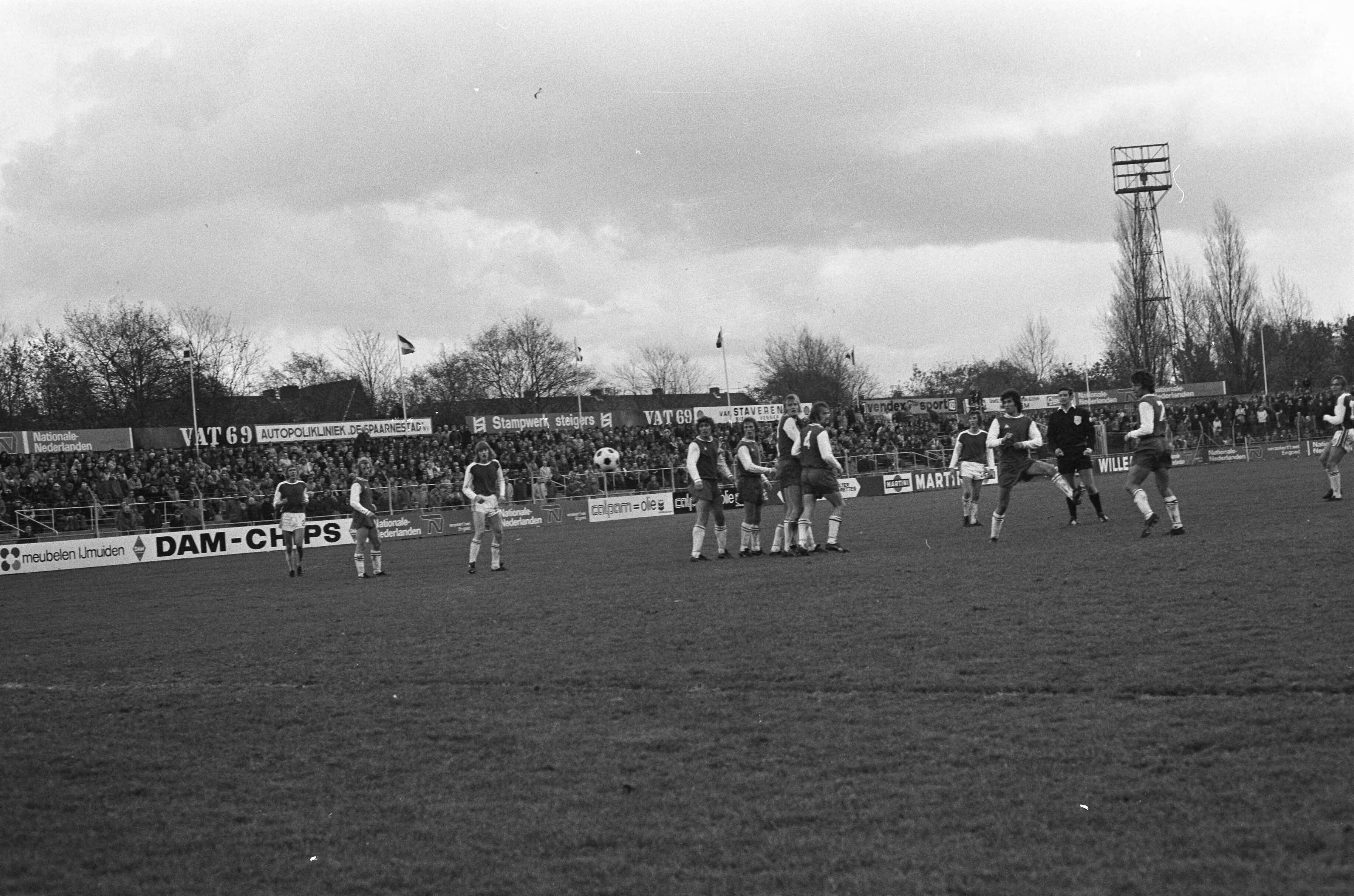 Haarlem tegen AZ: 1-2; KNVB beker — Nygaard (rechts) scoort uit vrije schop voor AZ het winnende doelpunt — Foto: Fotograaf Onbekend / Anefo. Licentie: Set B: Rechtenvrij / Publiek Domein. Bron: Nationaal Archief. http://hdl.handle.net/10648/ac3c1900-d0b4-102d-bcf8-003048976d84