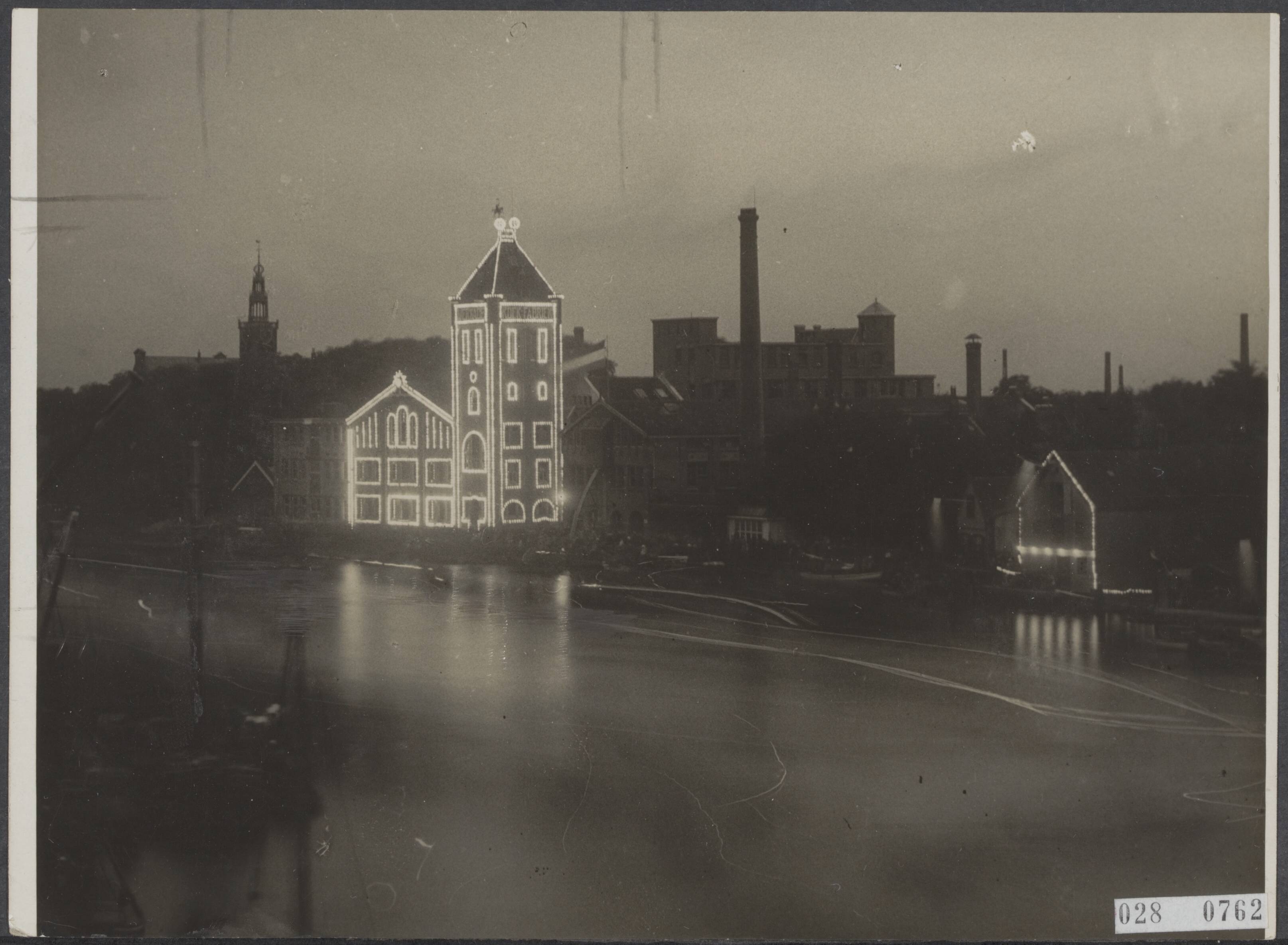 Fotocollectie Elsevier Binnenland — Zeilfeest te Zaandam. De verlichte fabriek van Verkade — Foto: N.V. Vereenigde Fotobureaux. Licentie: Set B: Rechtenvrij / Publiek Domein. Bron: Nationaal Archief. http://hdl.handle.net/10648/addec67c-d0b4-102d-bcf8-003048976d84