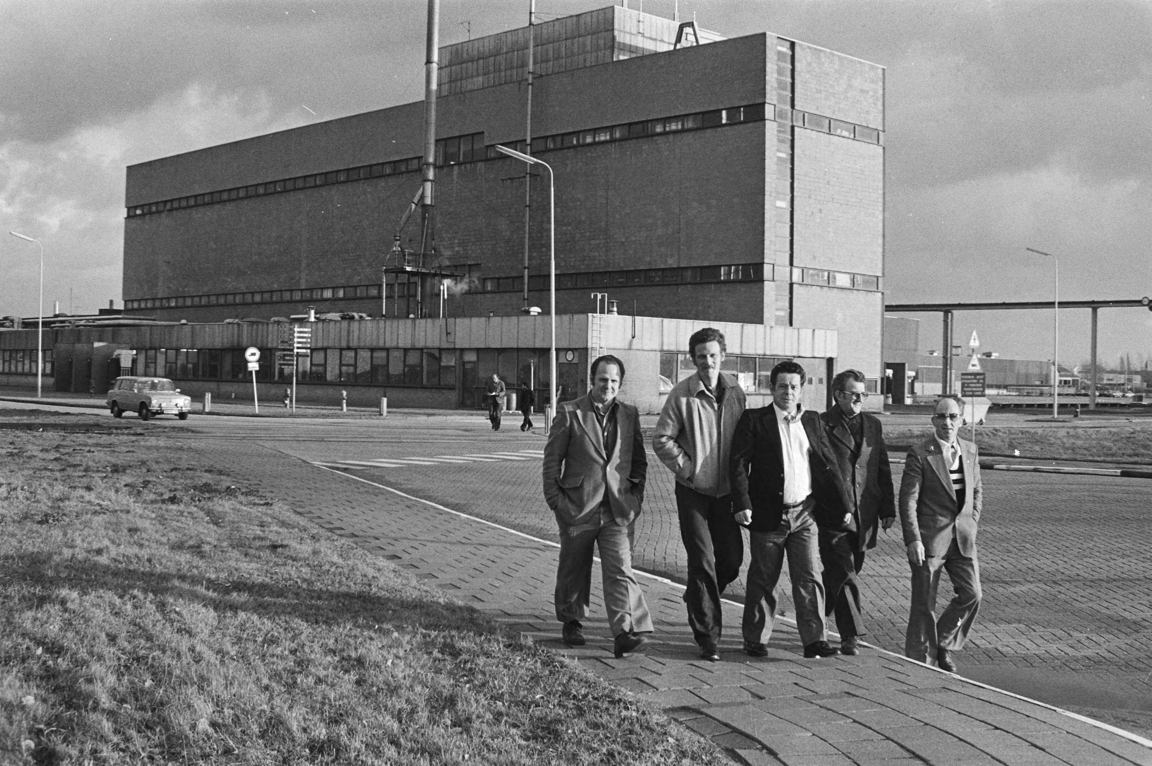Bredase vestiging van Enka-kunstvezel concern gaat sluiten — Werknemers van Enka verlaten de fabriek — Foto: Dijk, Hans van / Anefo. Licentie: Set B: Rechtenvrij / Publiek Domein. Bron: Nationaal Archief. http://hdl.handle.net/10648/acf2f300-d0b4-102d-bcf8-003048976d84
