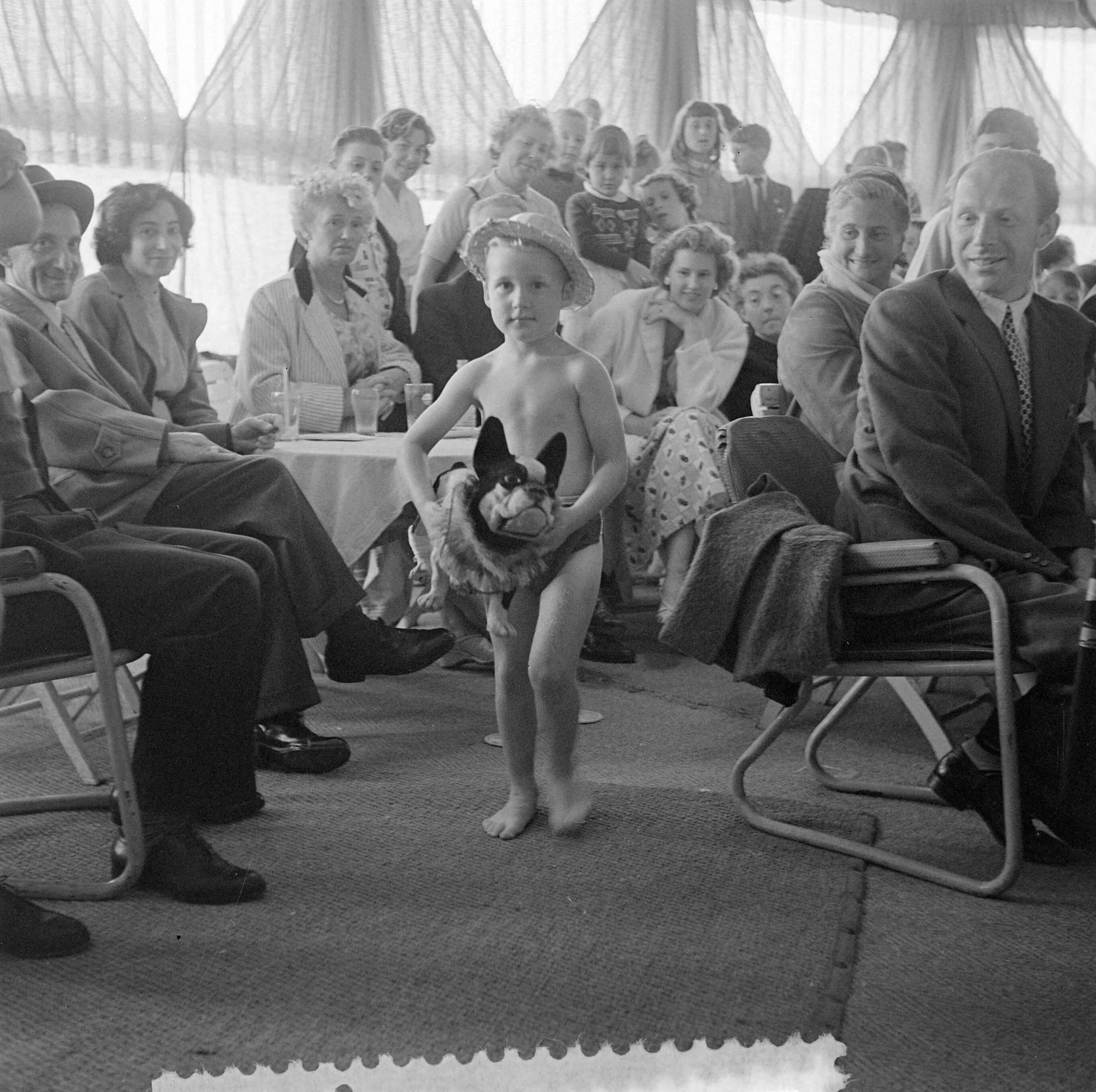 Fotocollectie Anefo — Kindermodeshow Fa. Nooy Zandvoort — Foto: Pot, Harry / Anefo. Licentie: Set B: Rechtenvrij / Publiek Domein. Bron: Nationaal Archief. http://hdl.handle.net/10648/a9675280-d0b4-102d-bcf8-003048976d84