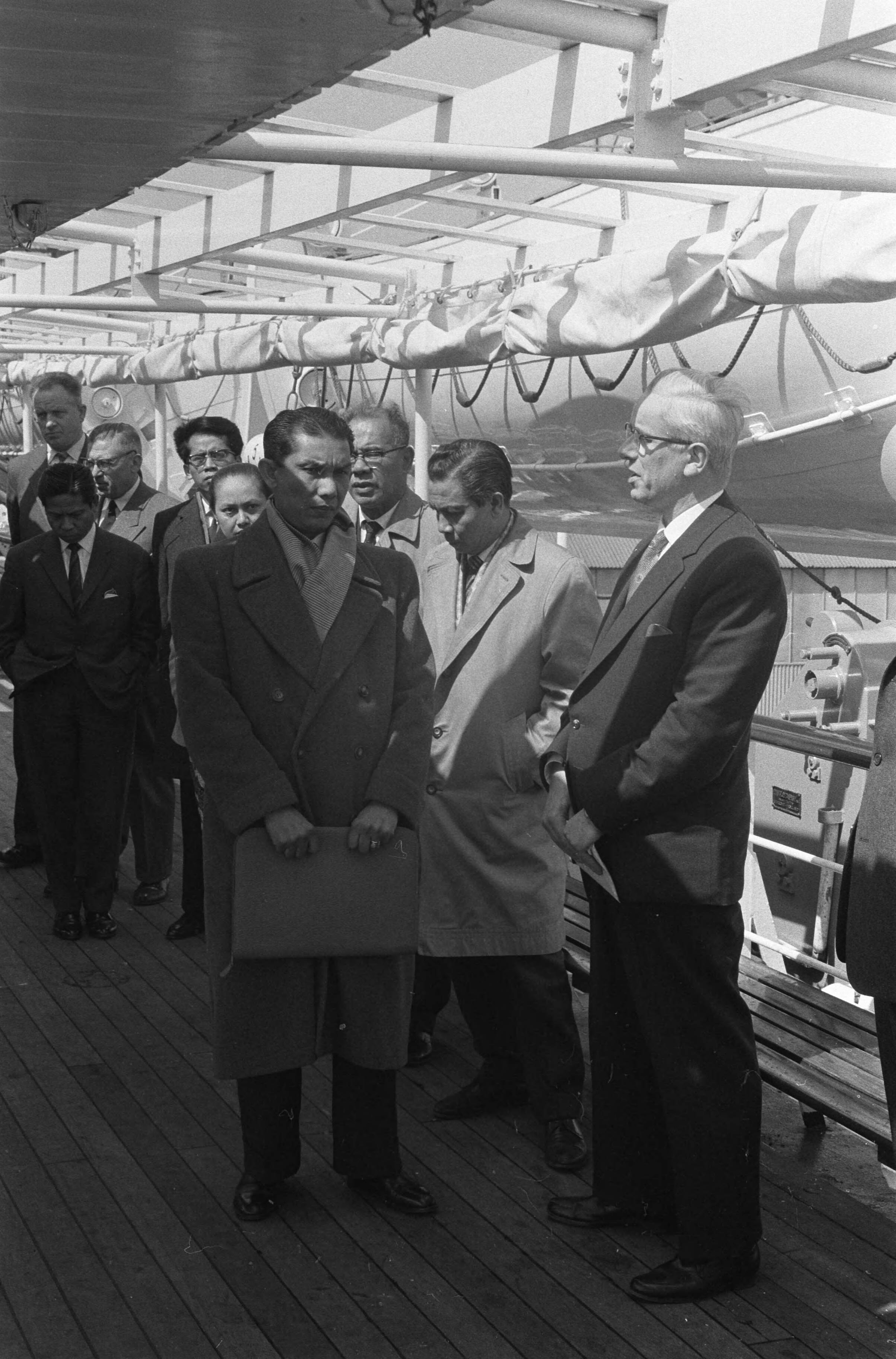 Fotocollectie Anefo — Tewaterlating "Krakatau" bij Zaanlandse Scheepsbouw Mij — Foto: Pot, Harry / Anefo. Licentie: Set B: Rechtenvrij / Publiek Domein. Bron: Nationaal Archief. http://hdl.handle.net/10648/a9ade86c-d0b4-102d-bcf8-003048976d84