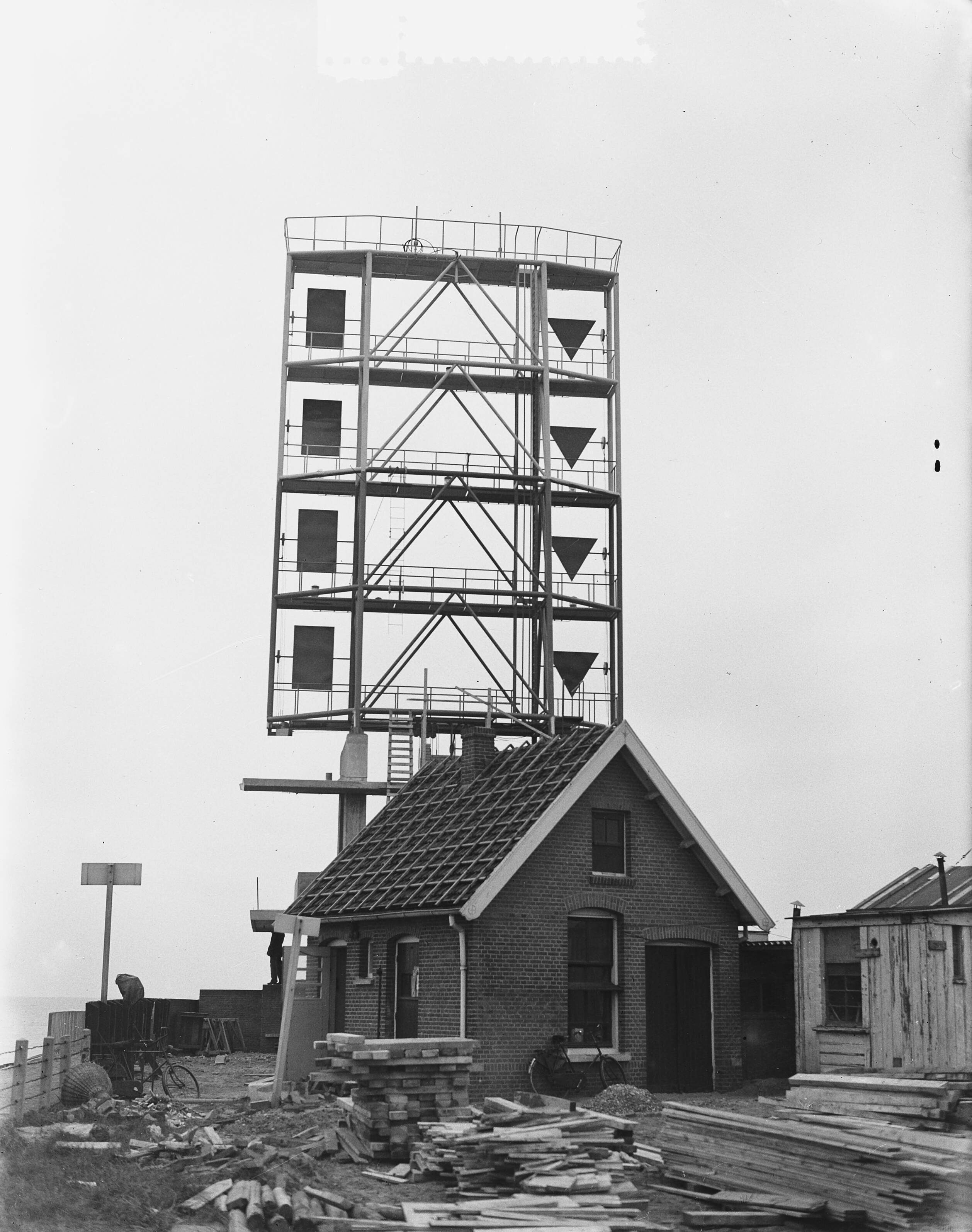 Fotocollectie Anefo — Nieuwe Semafoor in aanbouw te Scheveningen — Foto: Duinen, H. van / Anefo. Licentie: Set B: Rechtenvrij / Publiek Domein. Bron: Nationaal Archief. http://hdl.handle.net/10648/a919ede2-d0b4-102d-bcf8-003048976d84